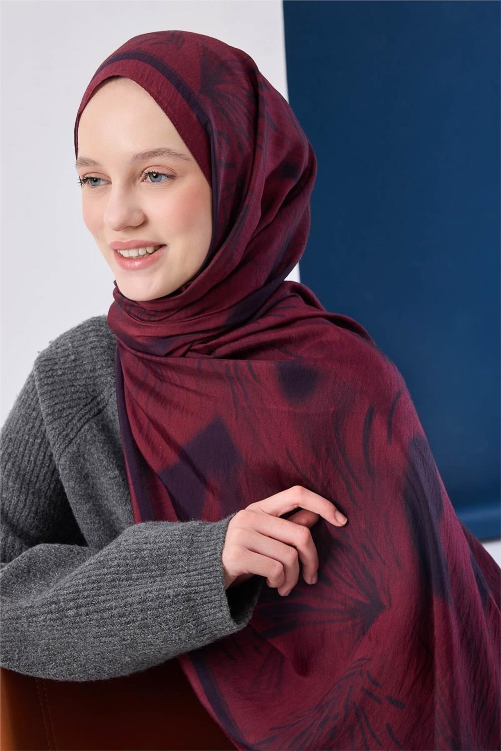 Viskon Mayda Şal Vişne Zeminli Siyah Detaylı Desenli Yumuşak Dokulu Dökümlü 190x70
