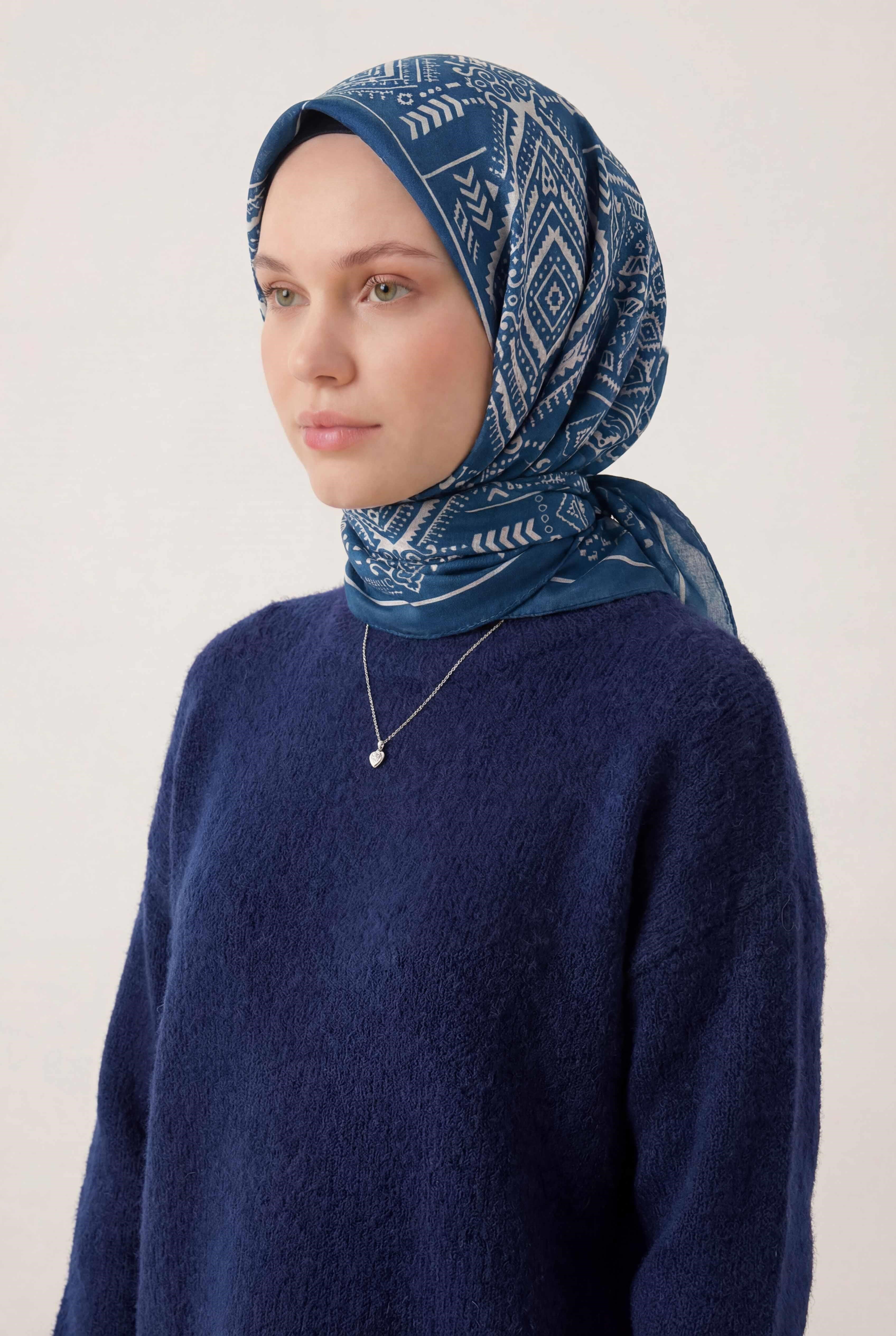 Viskon Velora Eşarp Dört Mevsim Kilim Desen Dumanlı Mavi 90X90