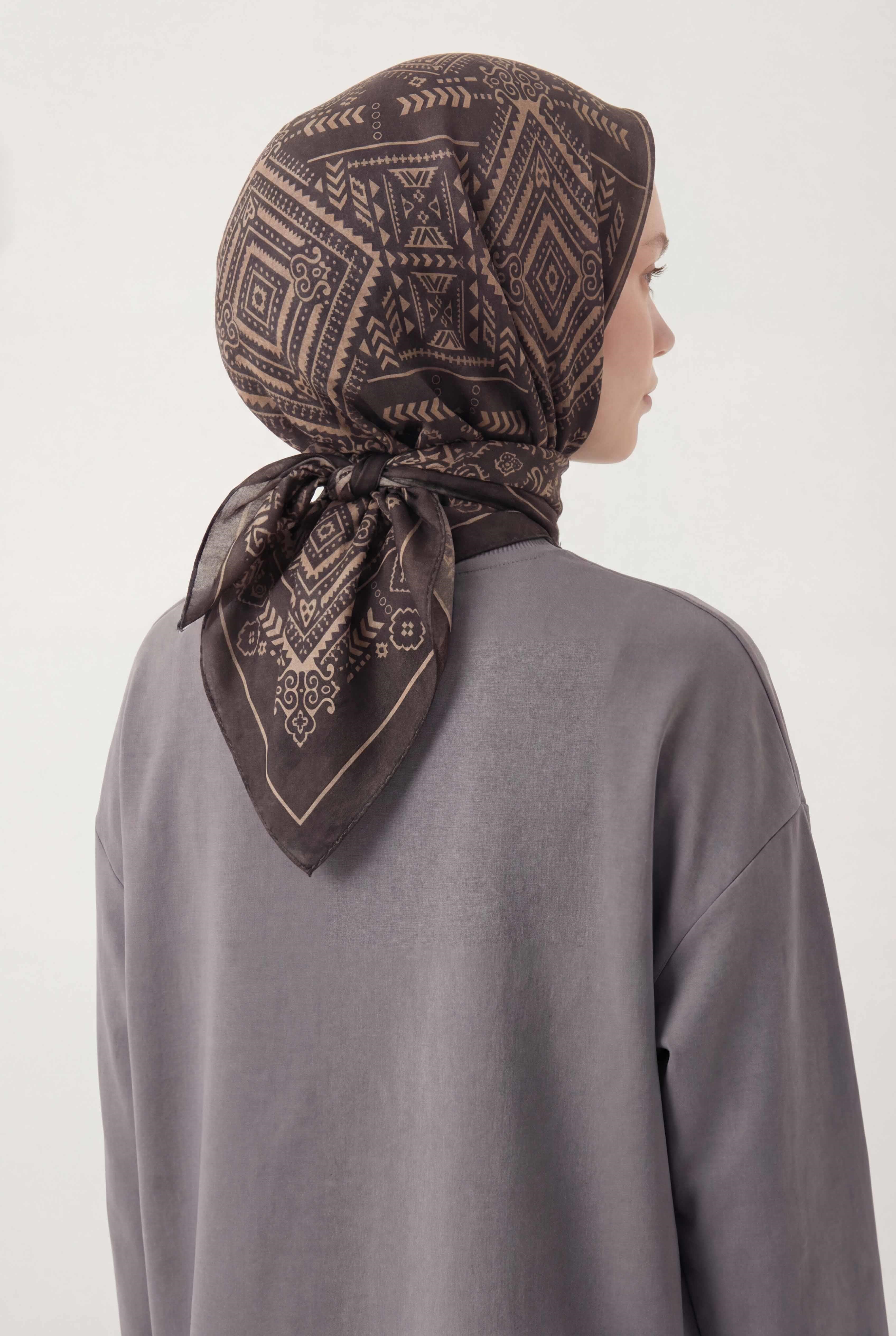 Viskon Velora Eşarp Dört Mevsim Kilim Desen Koyu Füme 90X90