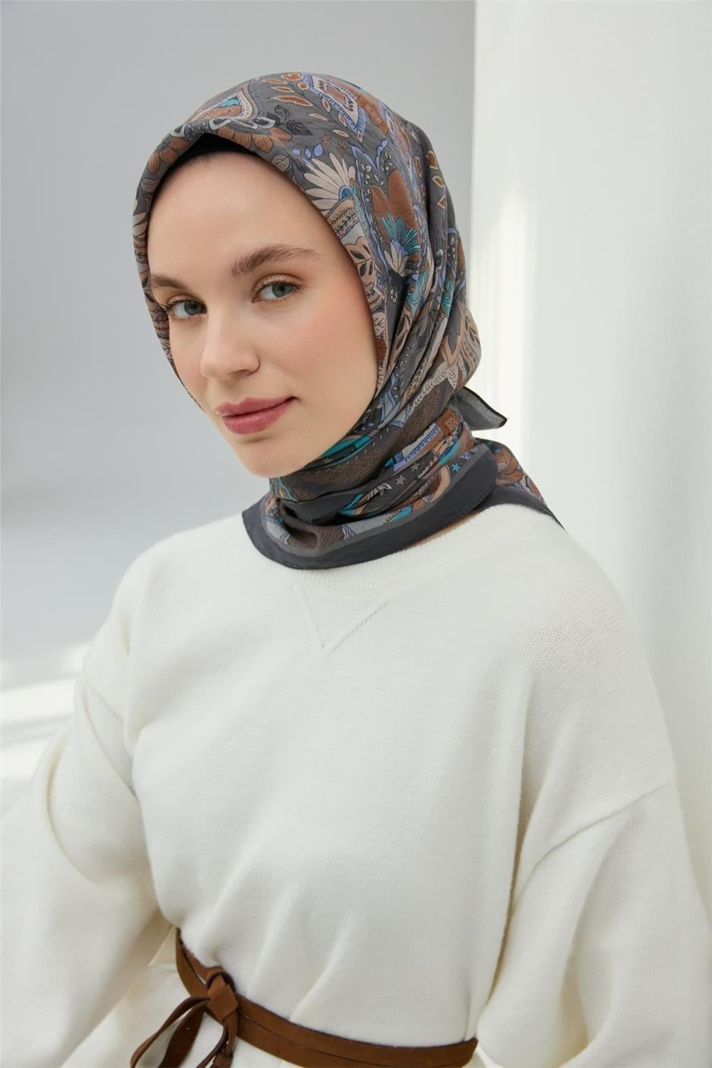 Viskon Velora Eşarp Füme-Mavi Desenli Kaymaz Tok Duruşlu 90x90