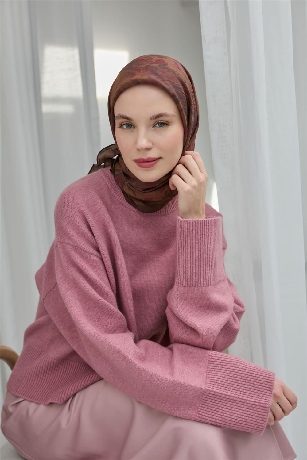 Viskon Velora Eşarp Kahverengi Vişne Çürüğü Desenli Yumuşak Dokulu Tok Duruşlu 90x90