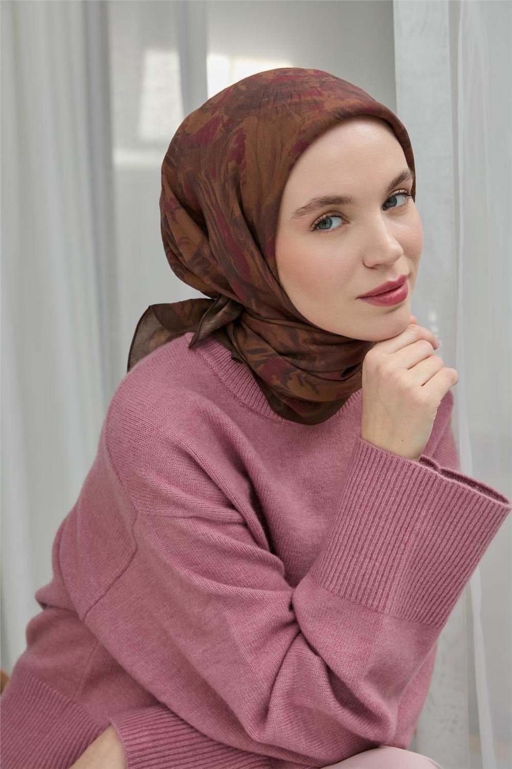 Viskon Velora Eşarp Kahverengi Vişne Çürüğü Desenli Yumuşak Dokulu Tok Duruşlu 90x90