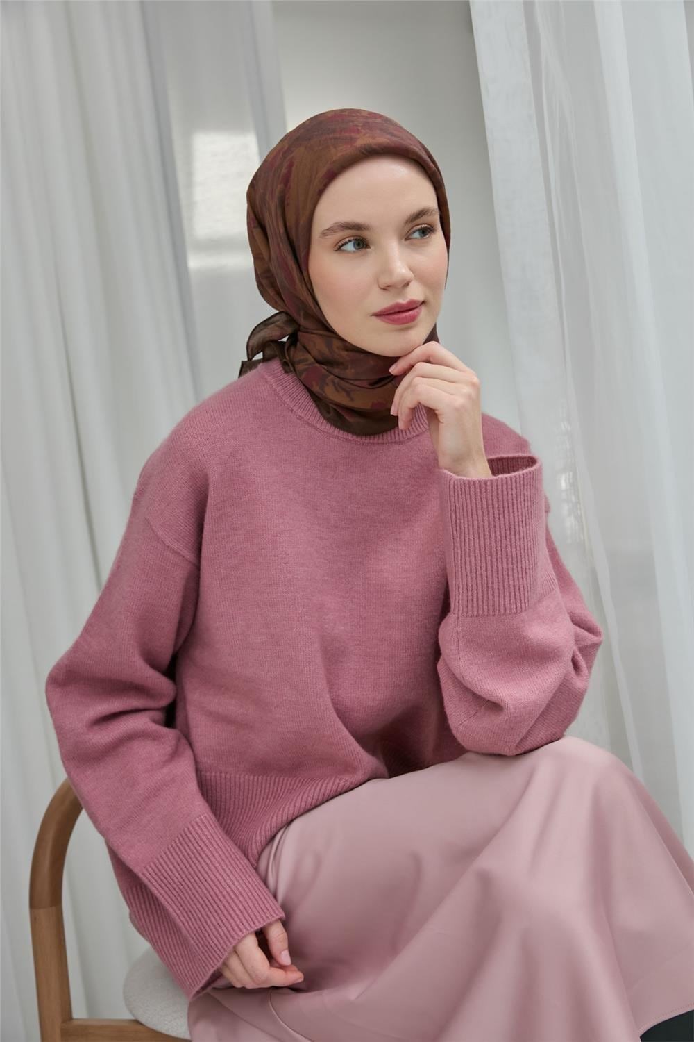 Viskon Velora Eşarp Kahverengi Vişne Çürüğü Desenli Yumuşak Dokulu Tok Duruşlu 90x90