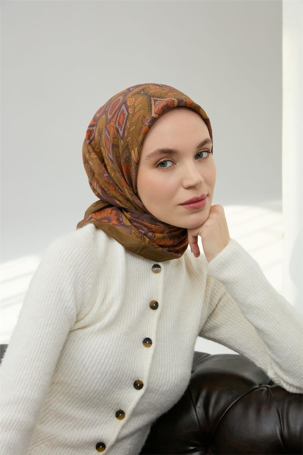 Viskon Velora Eşarp Kına Yeşili Çok Renkli Desenli Tok Duruşlu 90x90