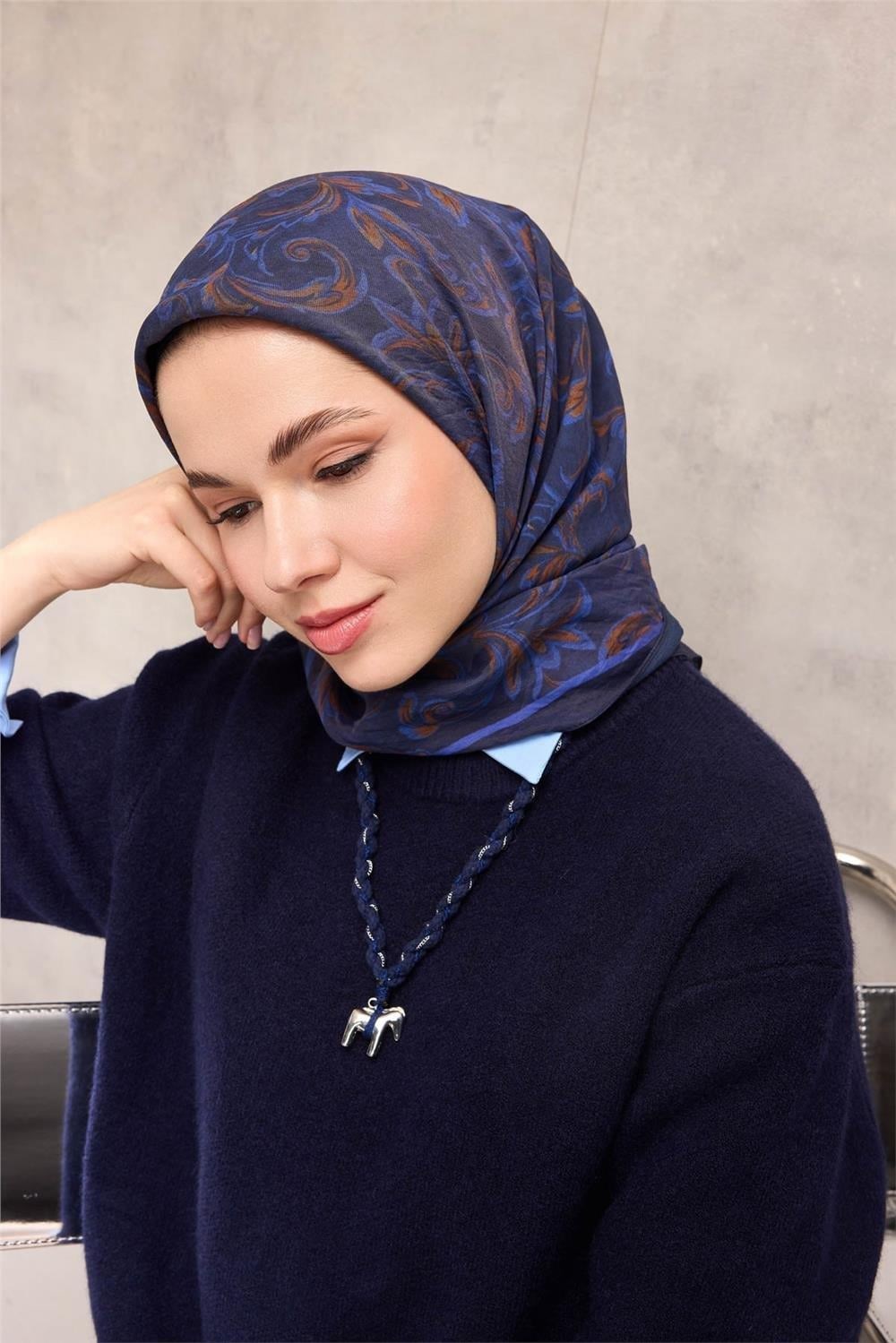 Viskon Velora Eşarp Koyu Lacivert Tonlu Barok Floral Desenli Tok Duruşlu 90x90