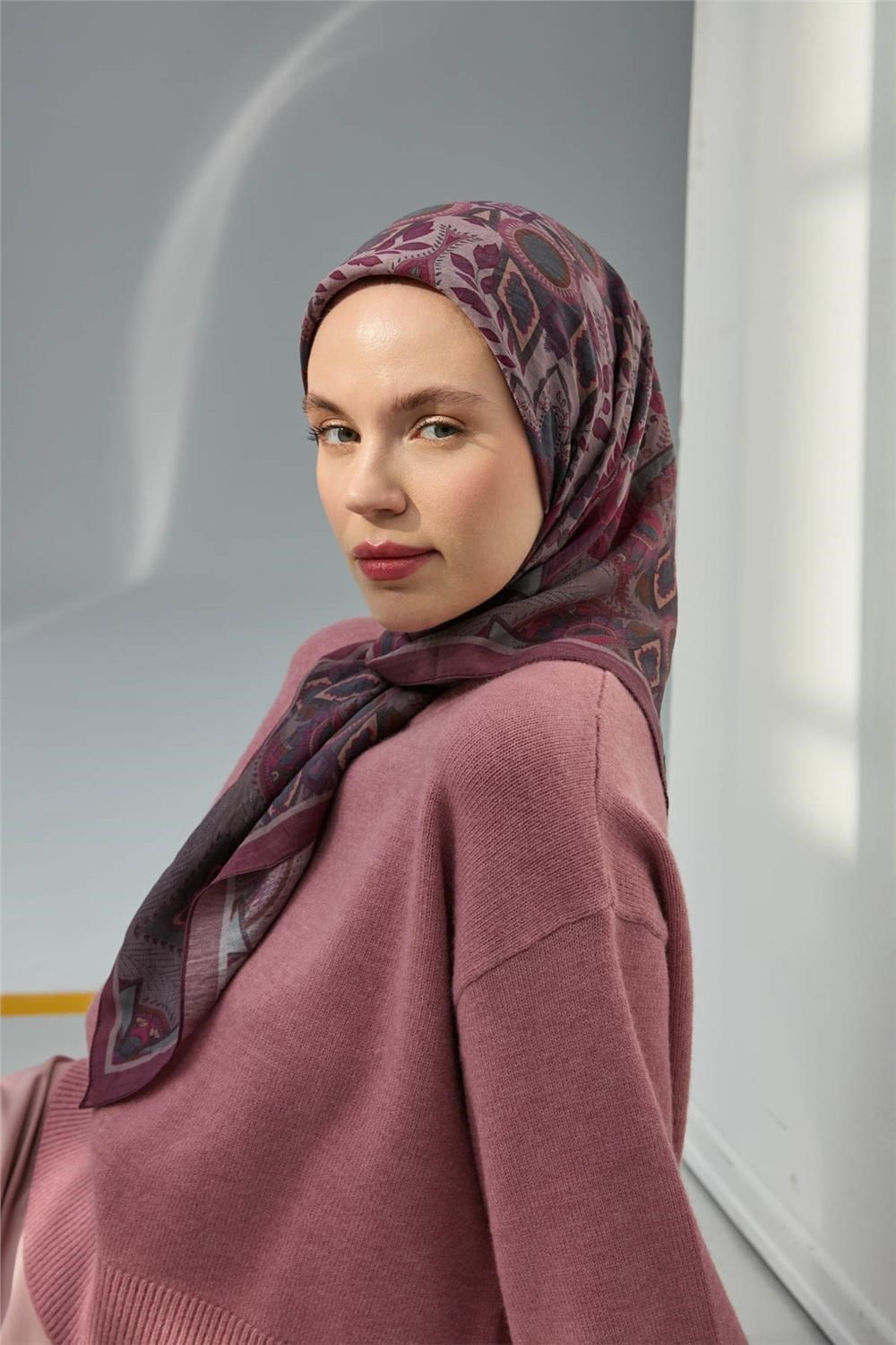 Viskon Velora Eşarp Mürdüm Çok Renkli Desenli Tok Duruşlu 90x90