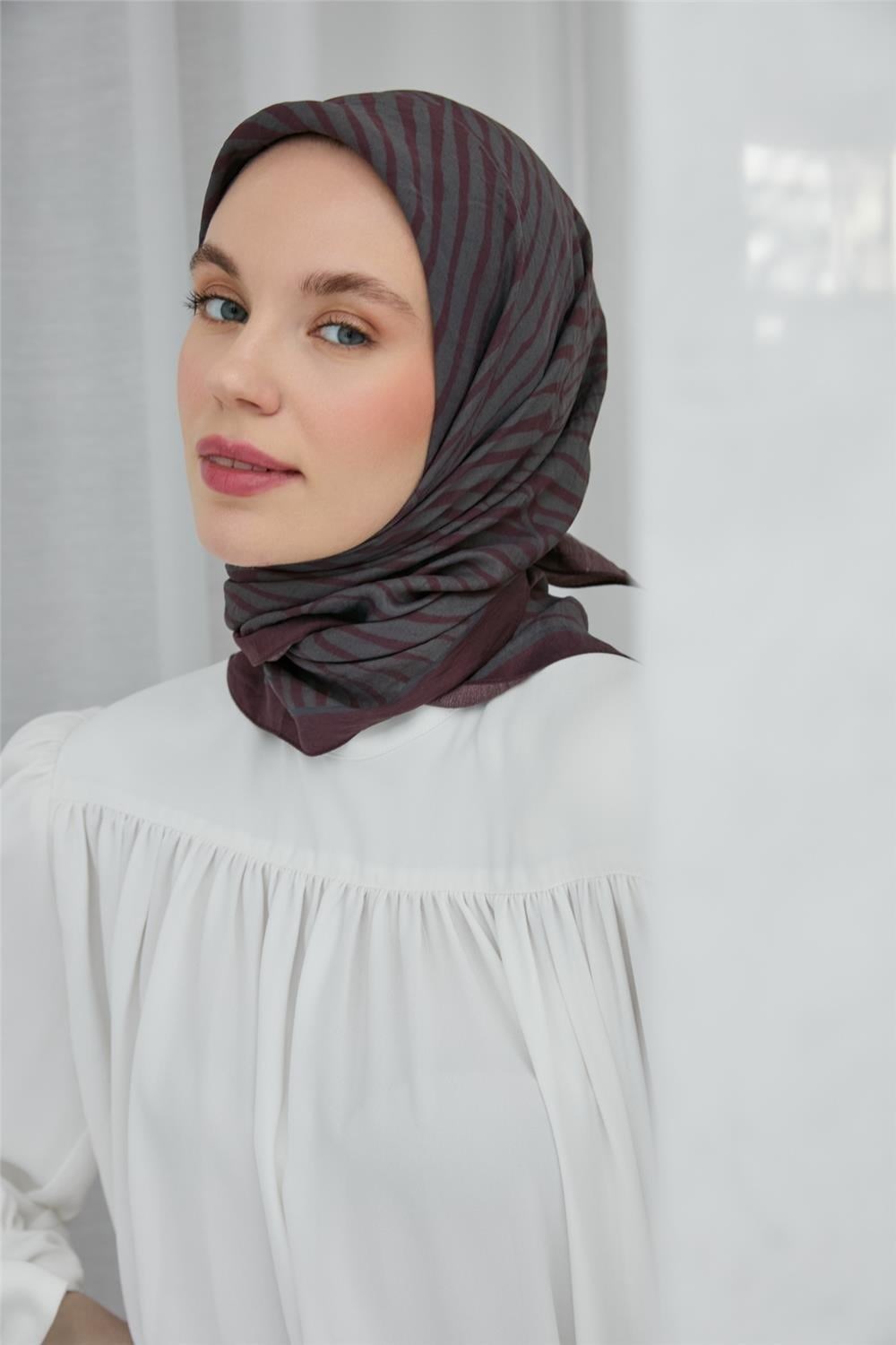 Viskon Velora Eşarp Vişne Gri Çizgili Hafif Dökümlü 90x90