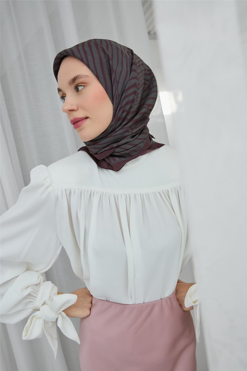 Viskon Velora Eşarp Vişne Gri Çizgili Hafif Dökümlü 90x90
