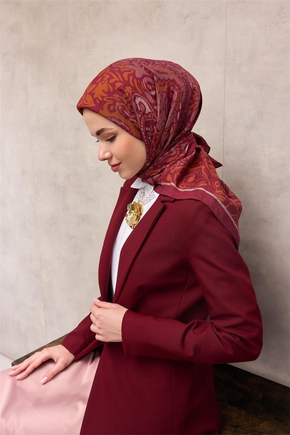 Viskon Velora Eşarp Vişne Tonlu Antik Desenli Tok Duruşlu 90x90
