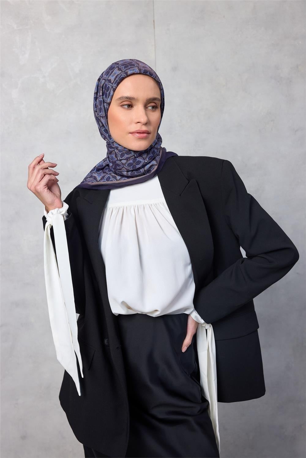 Viskon Velora Eşarp Yonca Desenli Gece Mavisi Tok Duruşlu 90x90