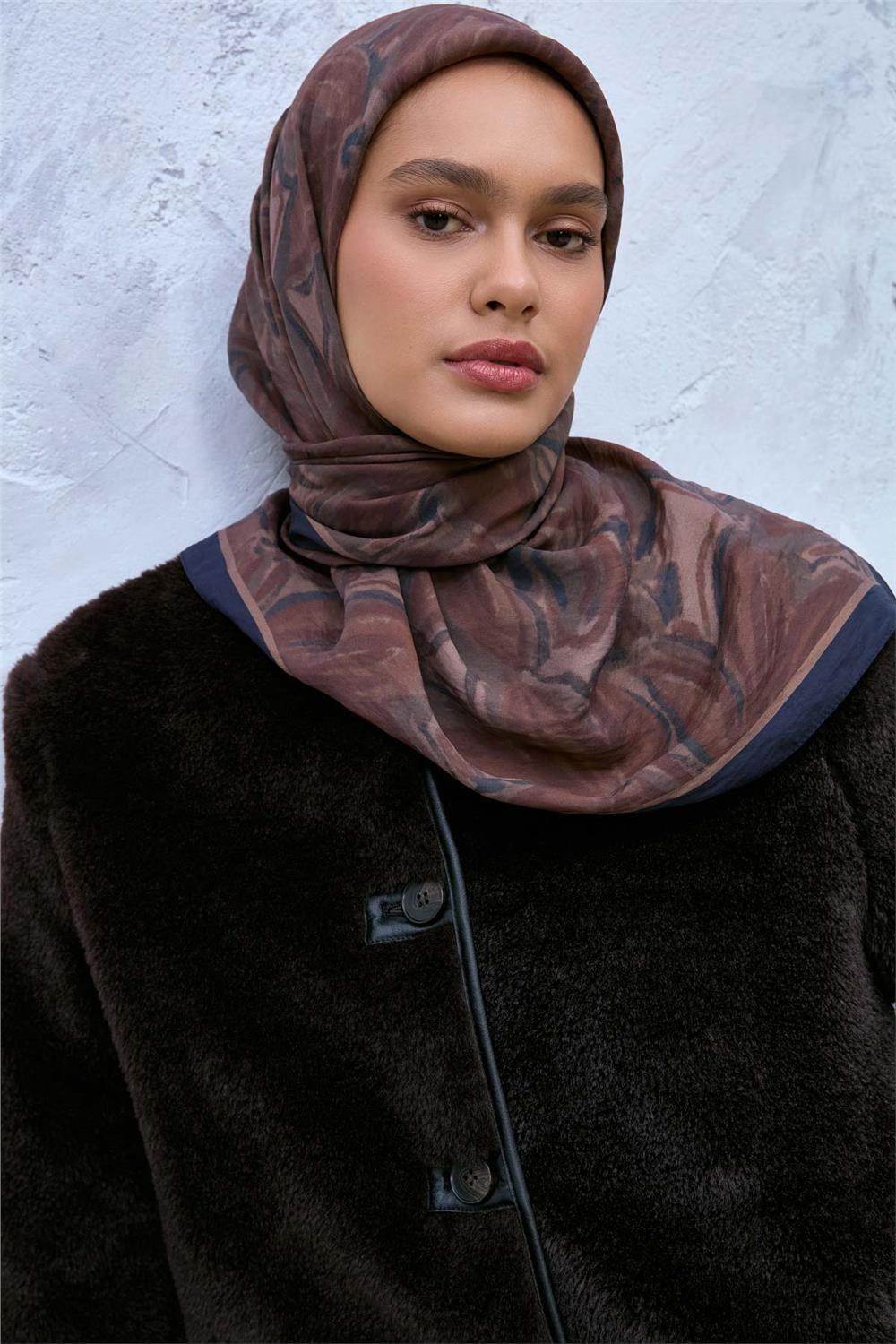 Viskon Velora Karışımlı Eşarp Lacivert-Sütlü Kahve Desenli Kaymaz Dokulu 90x90