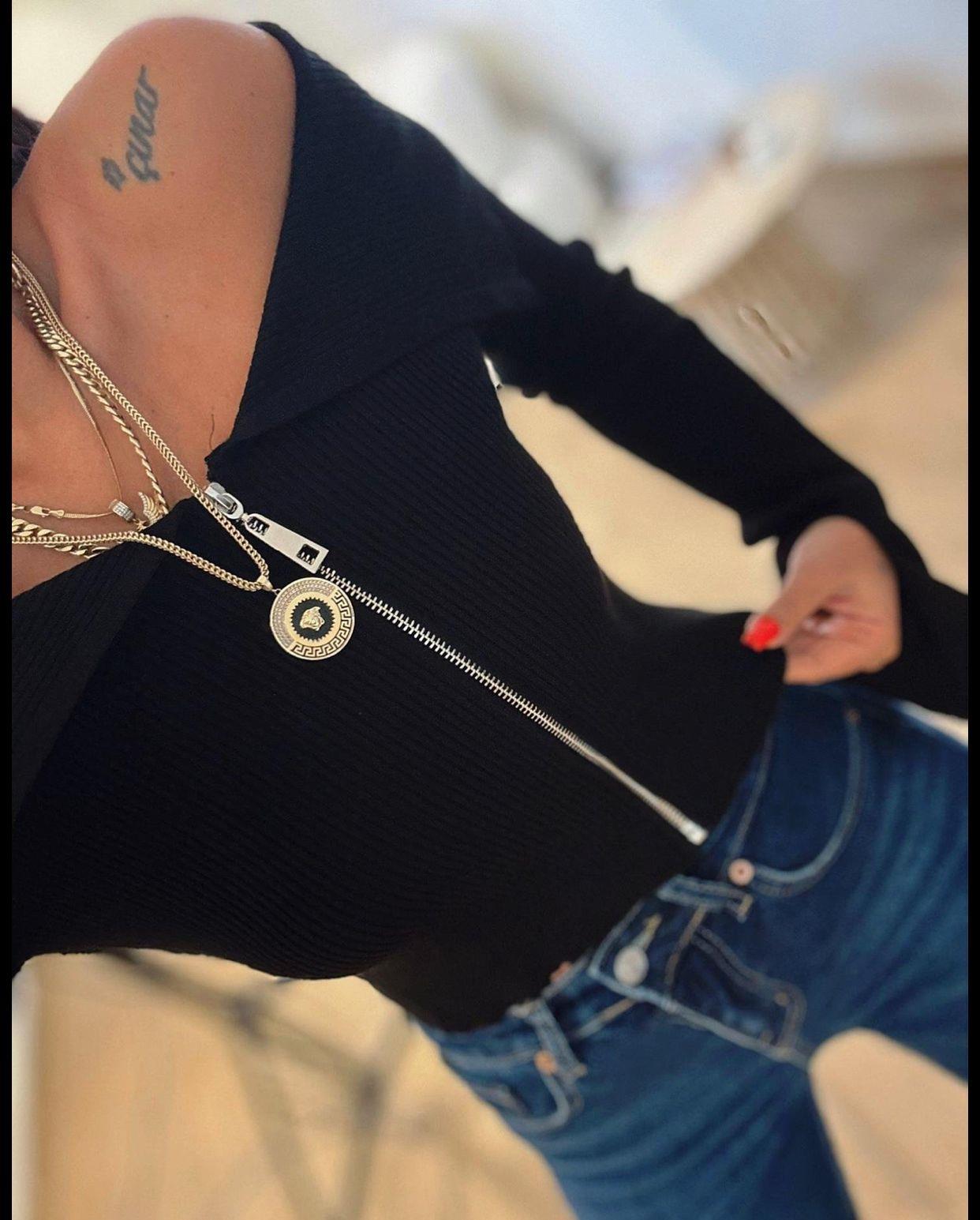  Madonna Yaka Siyah Ön Fermuarlı Kol Yırtmaç Detaylı Fitilli Triko Bluz