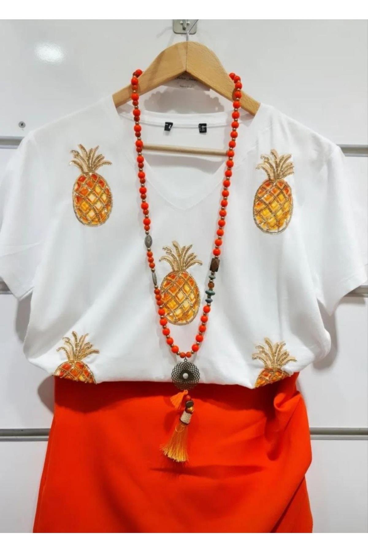 Kadın V Yaka Ananas Desenli Beyaz Tasarım T-shirt