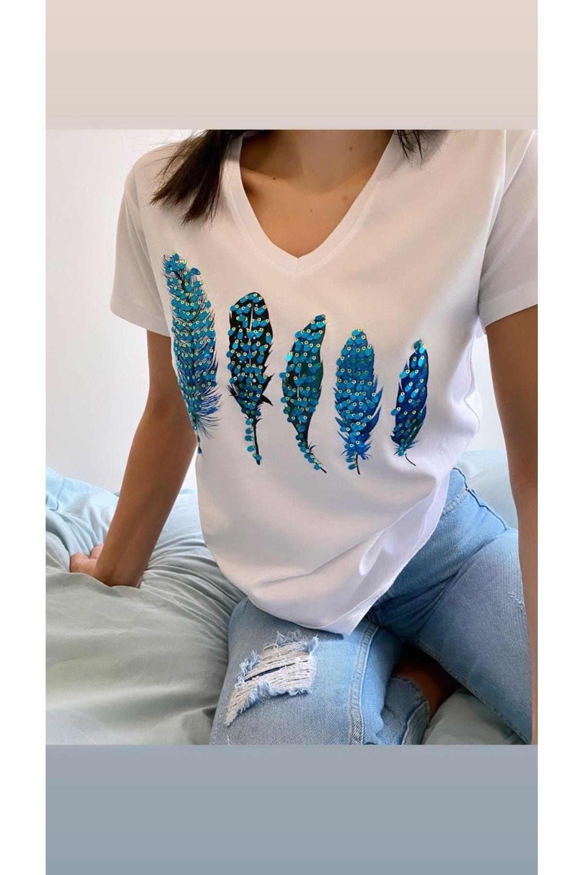 Kadın V Yaka Mavi Tüy Desenli Beyaz T-shirt