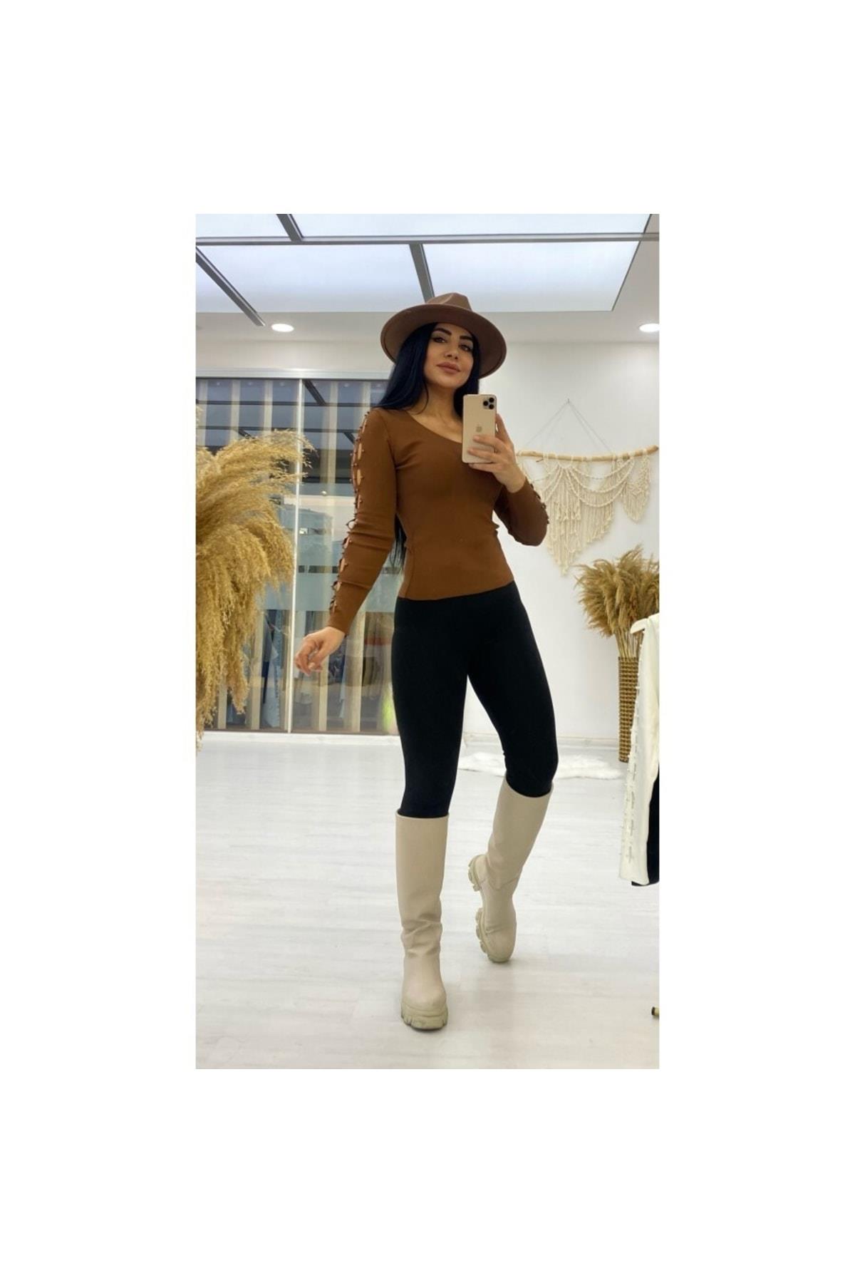 Kahverengi V Yaka Kolları Inci Detaylı Çelik Triko Bluz