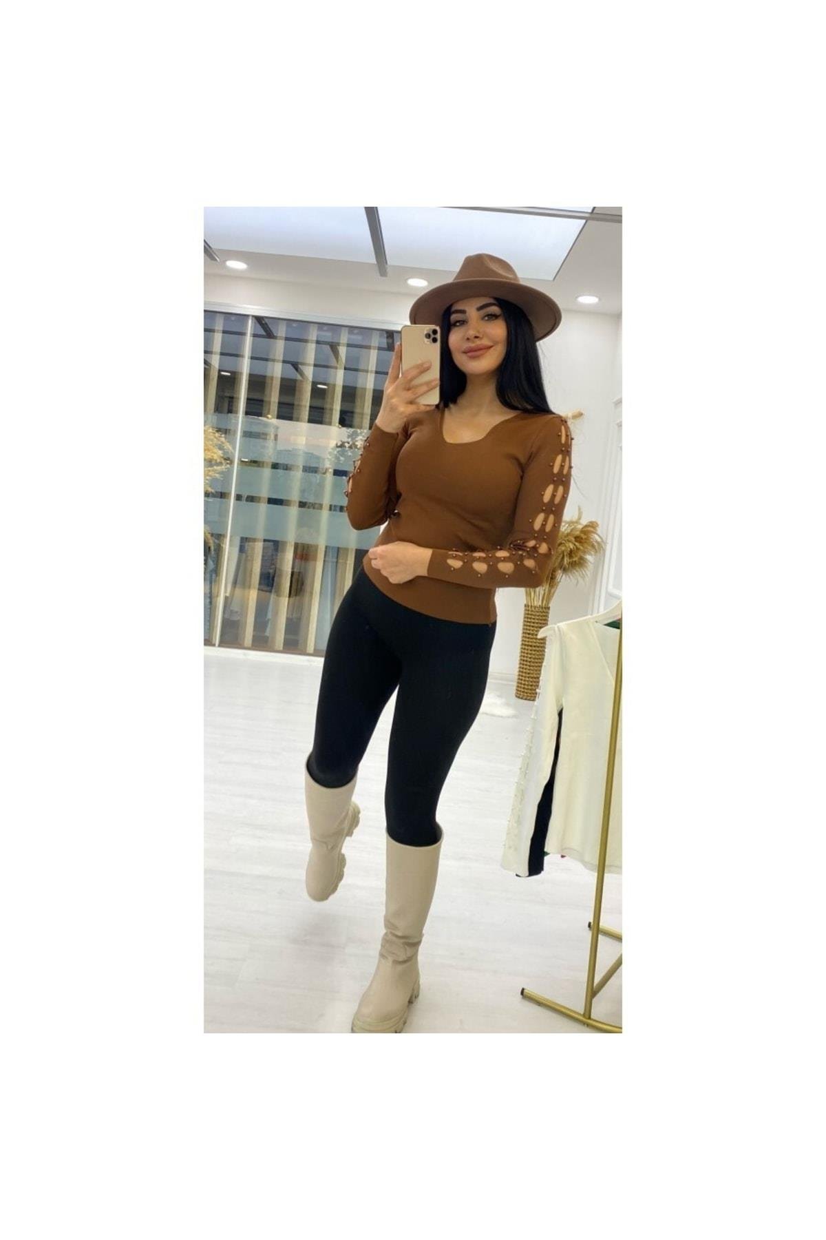 Kahverengi V Yaka Kolları Inci Detaylı Çelik Triko Bluz