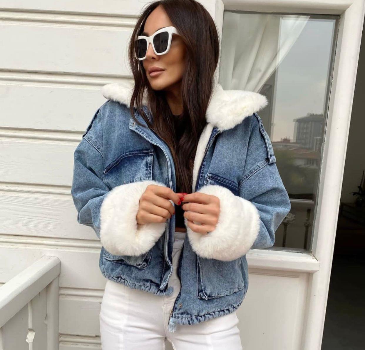 Mavi içi ve yakası beyaz kürk Denim mont