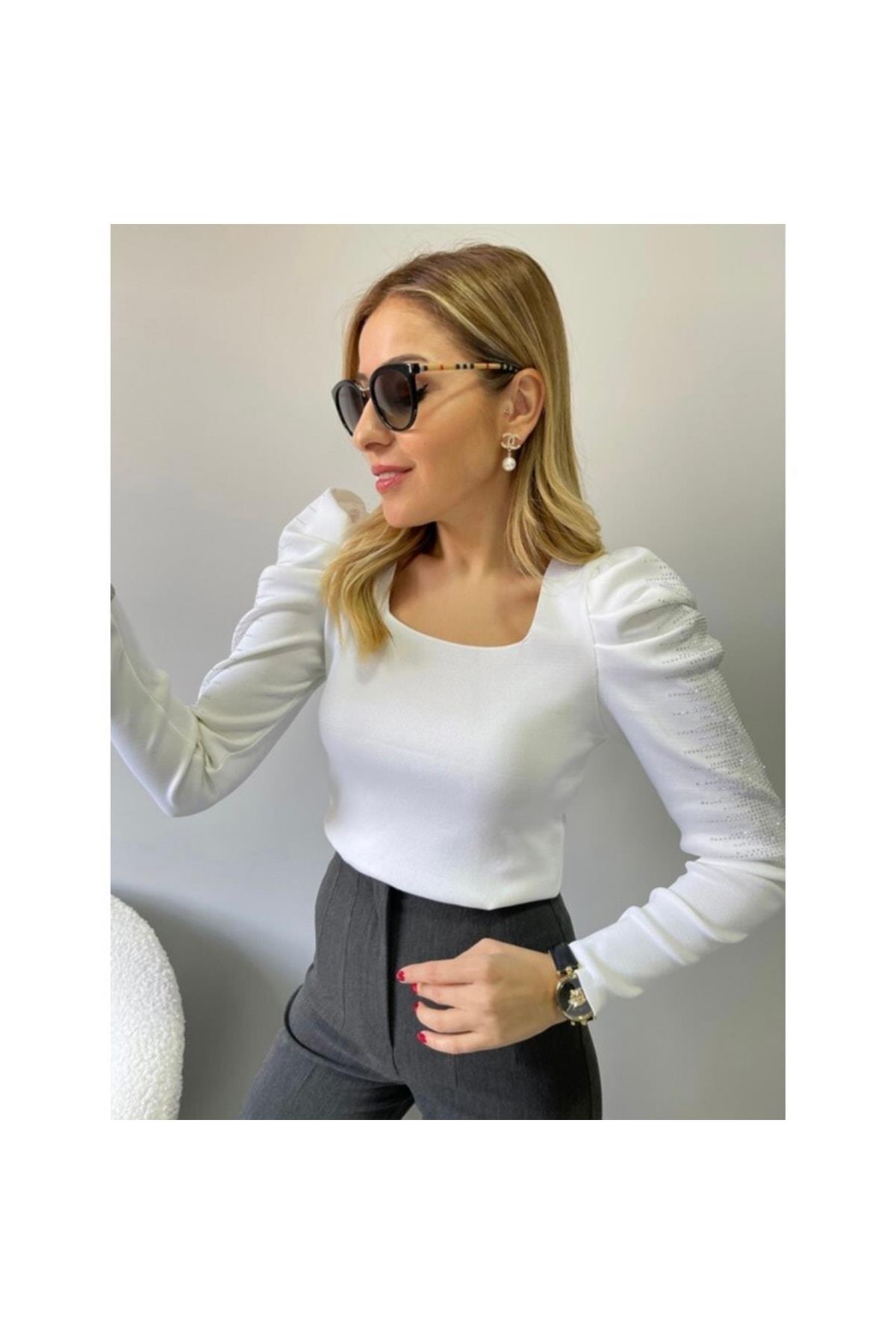 Omuz Taş Detaylı Beyaz Triko