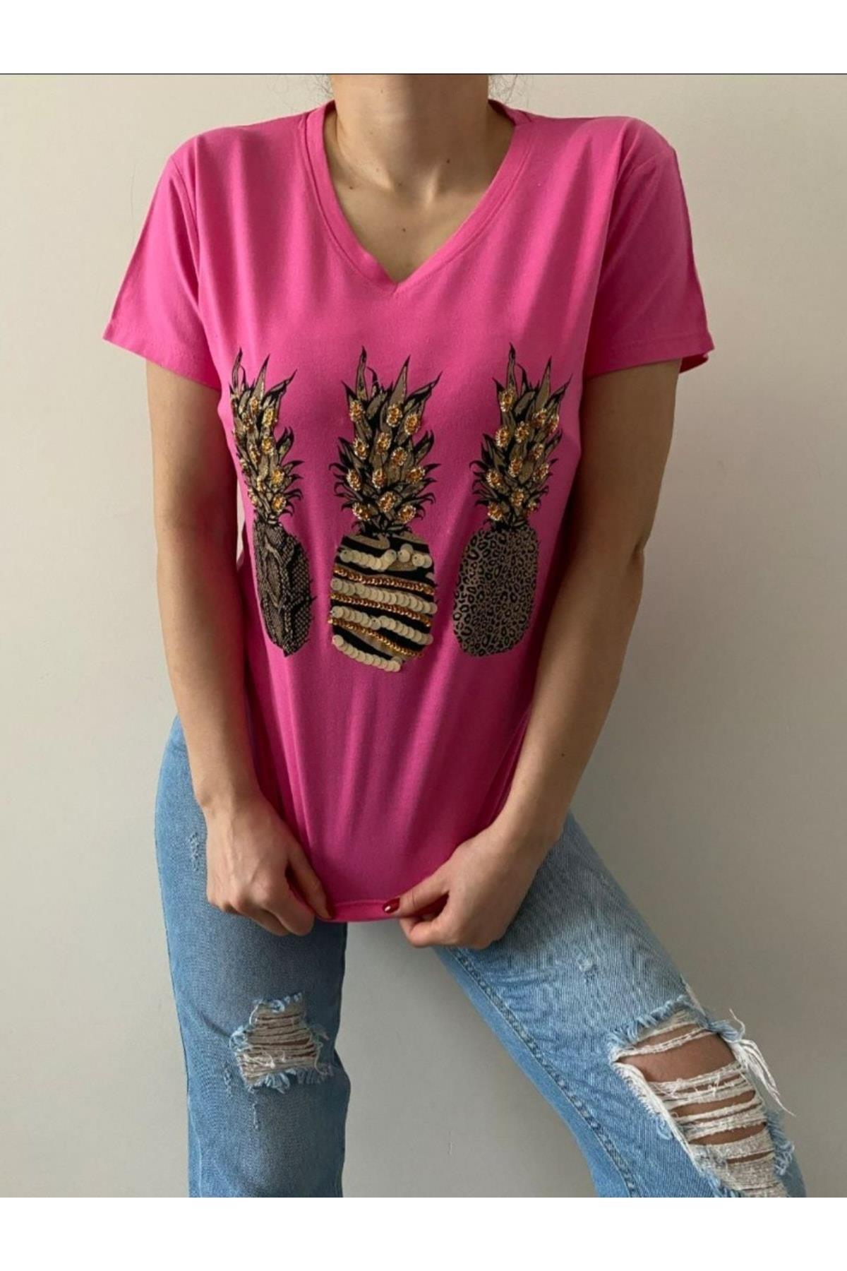 V Yaka Ananas Desenli Pullu Fuşya Tişört