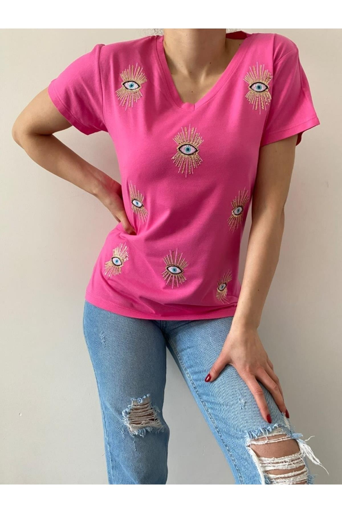V Yaka Göz Tasarım Pullu Pembe Tişört