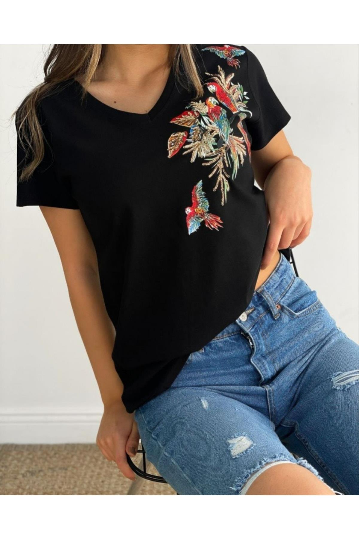 V Yaka Kuş Desenli Pullu Siyah Tişört