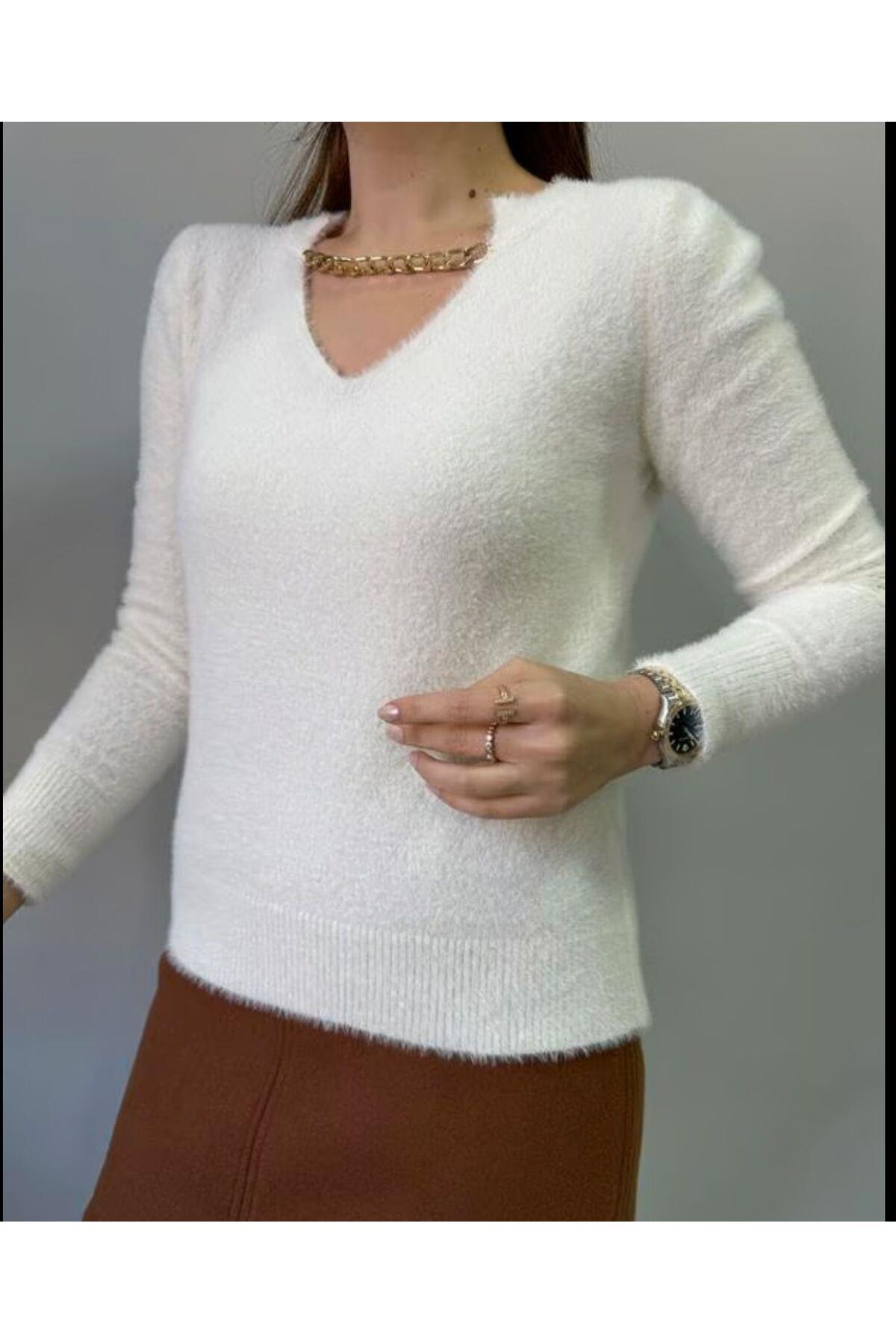 Zincir Detaylı Kırık Beyaz Kazak