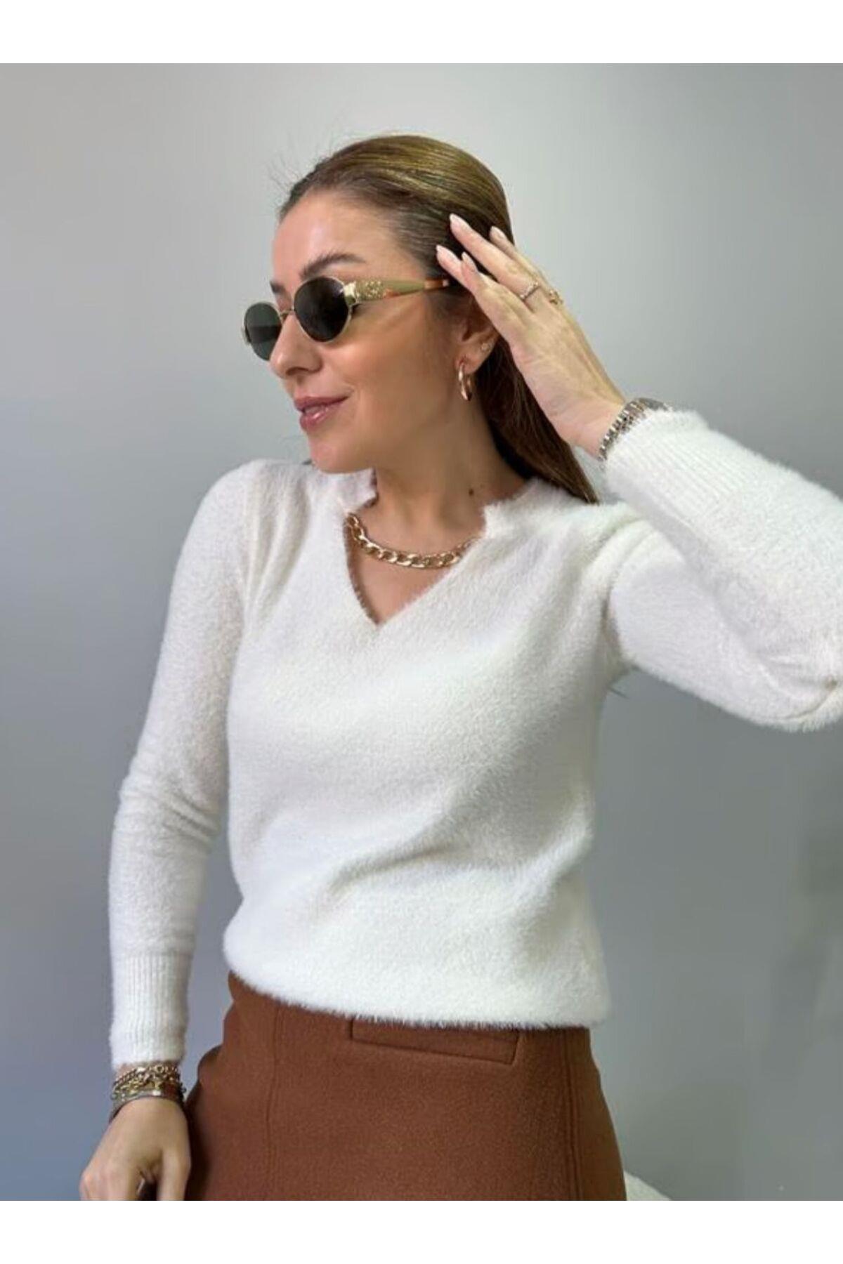 Zincir Detaylı Kırık Beyaz Kazak