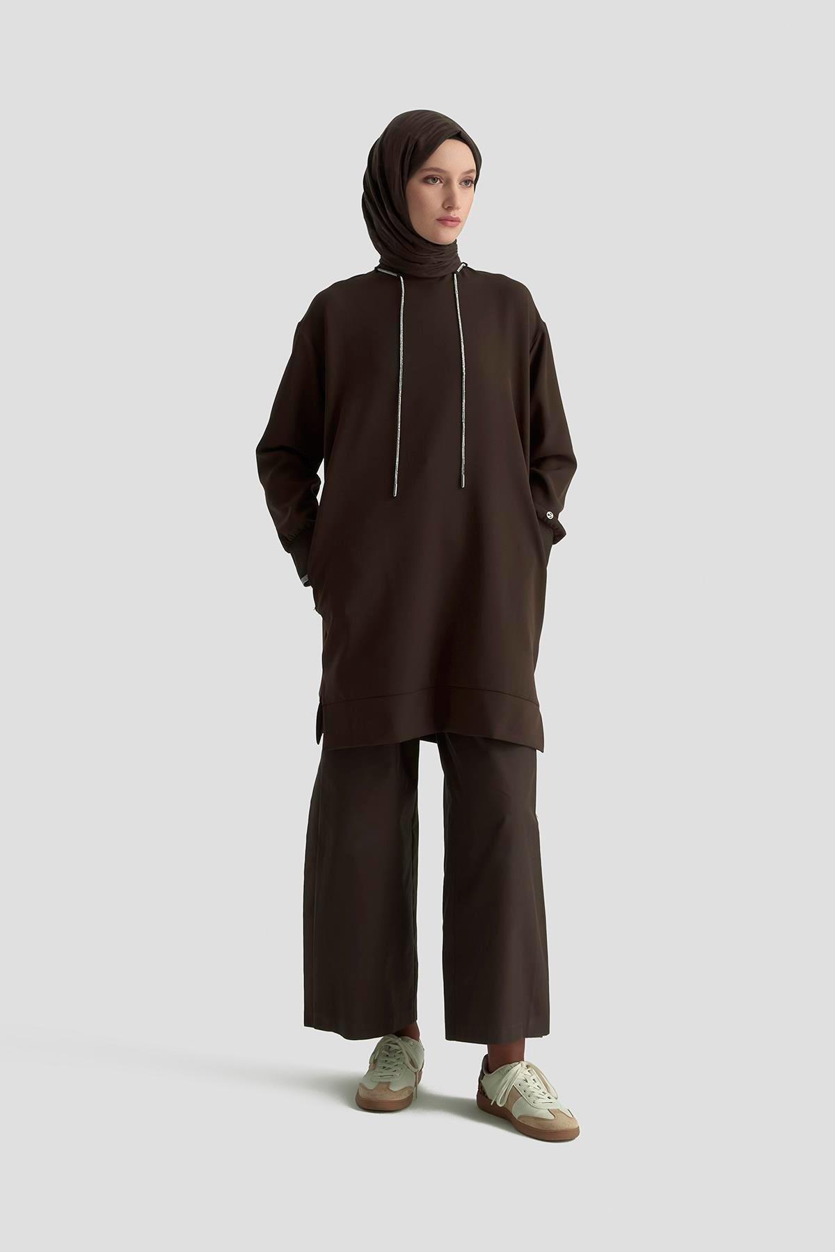 -ARMİNE TREND Yakası Taş Bağcık Detaylı Kolları Ribanalı Fermuarlı Tunik Kahverengi 25KT436