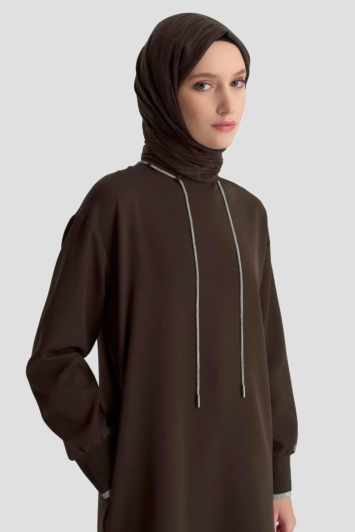 -ARMİNE TREND Yakası Taş Bağcık Detaylı Kolları Ribanalı Fermuarlı Tunik Kahverengi 25KT436