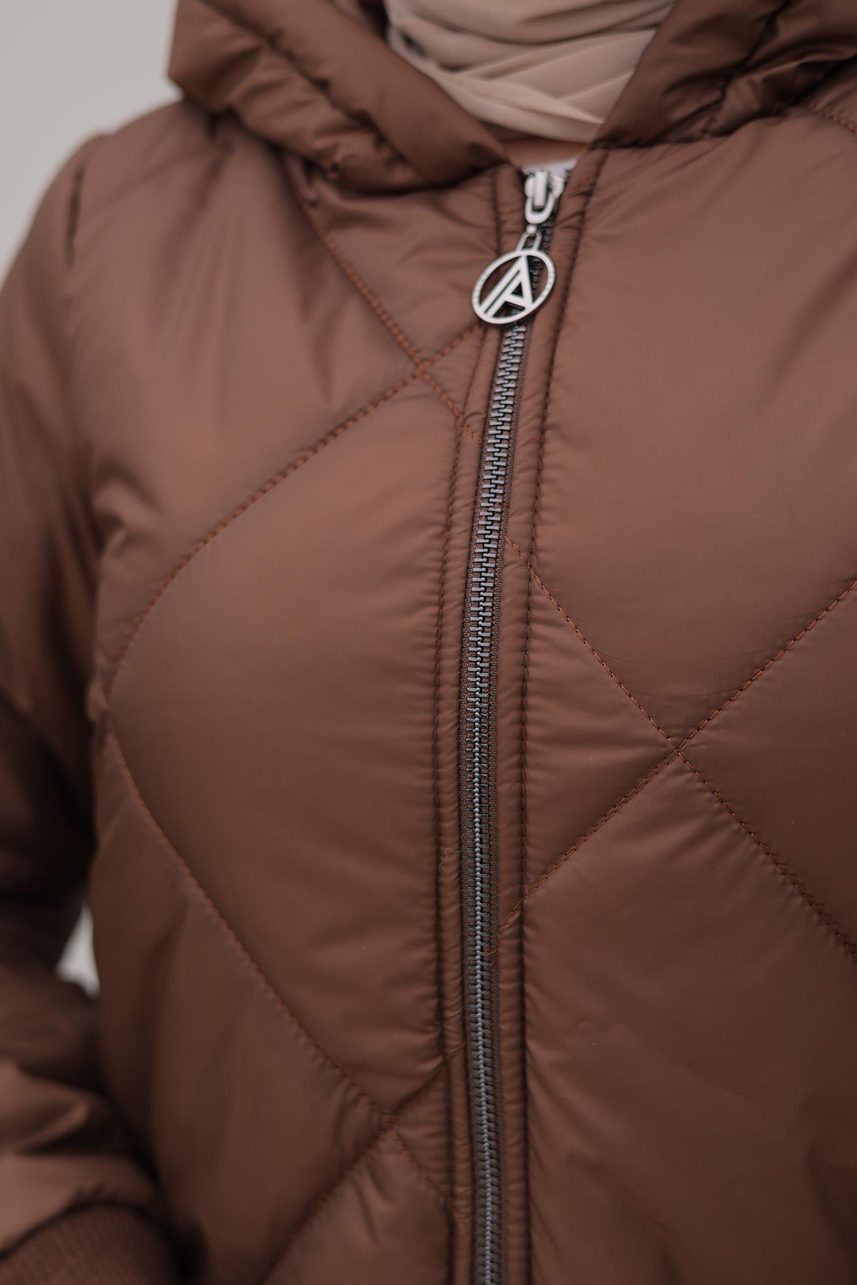 ARMİNE TREND Boydan Fermuarlı Şişme Kapitone Desenli Mont Kahverengi 24KT710