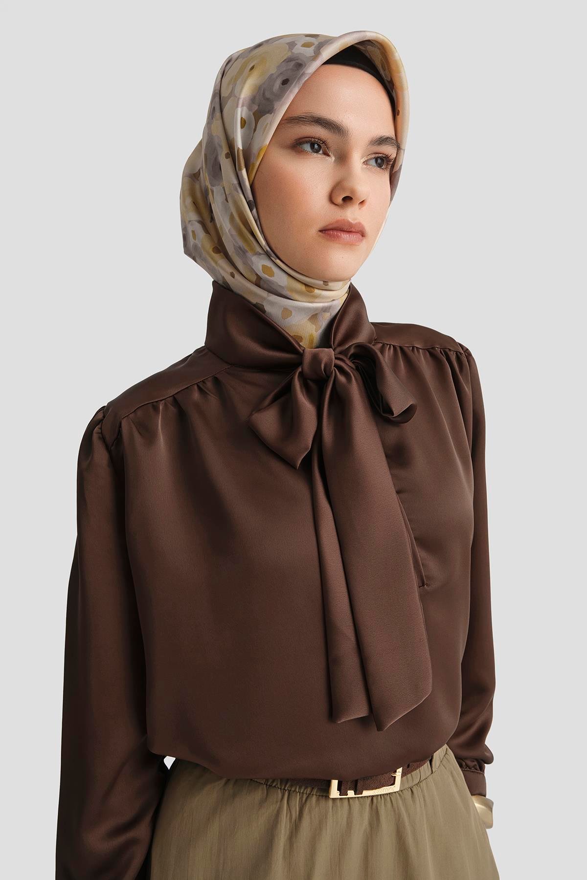 ARMİNE TREND Boyun Kurdele Desenli Tunik-Kahverengi 25YT303