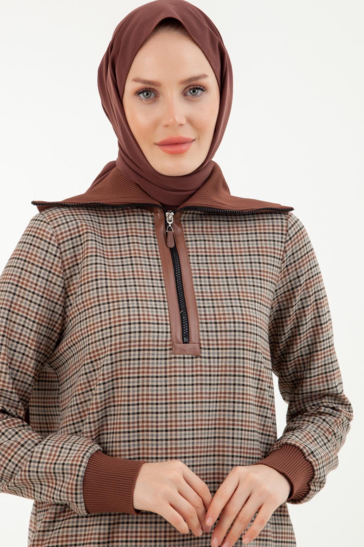ARMİNE TREND Ekose Desenli Yakası Fermuarlı Ribanalı Kışlık Tunik-Kahve 23KT405