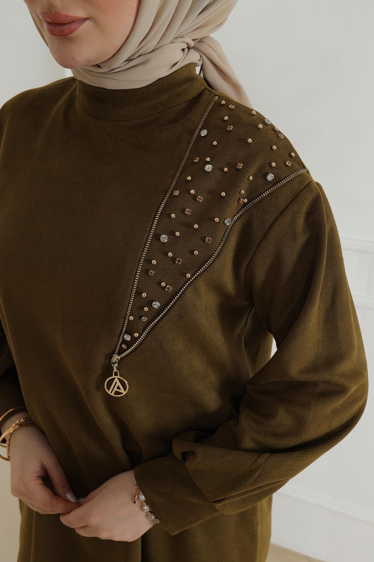 ARMİNE TREND Fermuar ve Taş Detaylı Kolları Ribanalı Tunik-Olive 24KT427