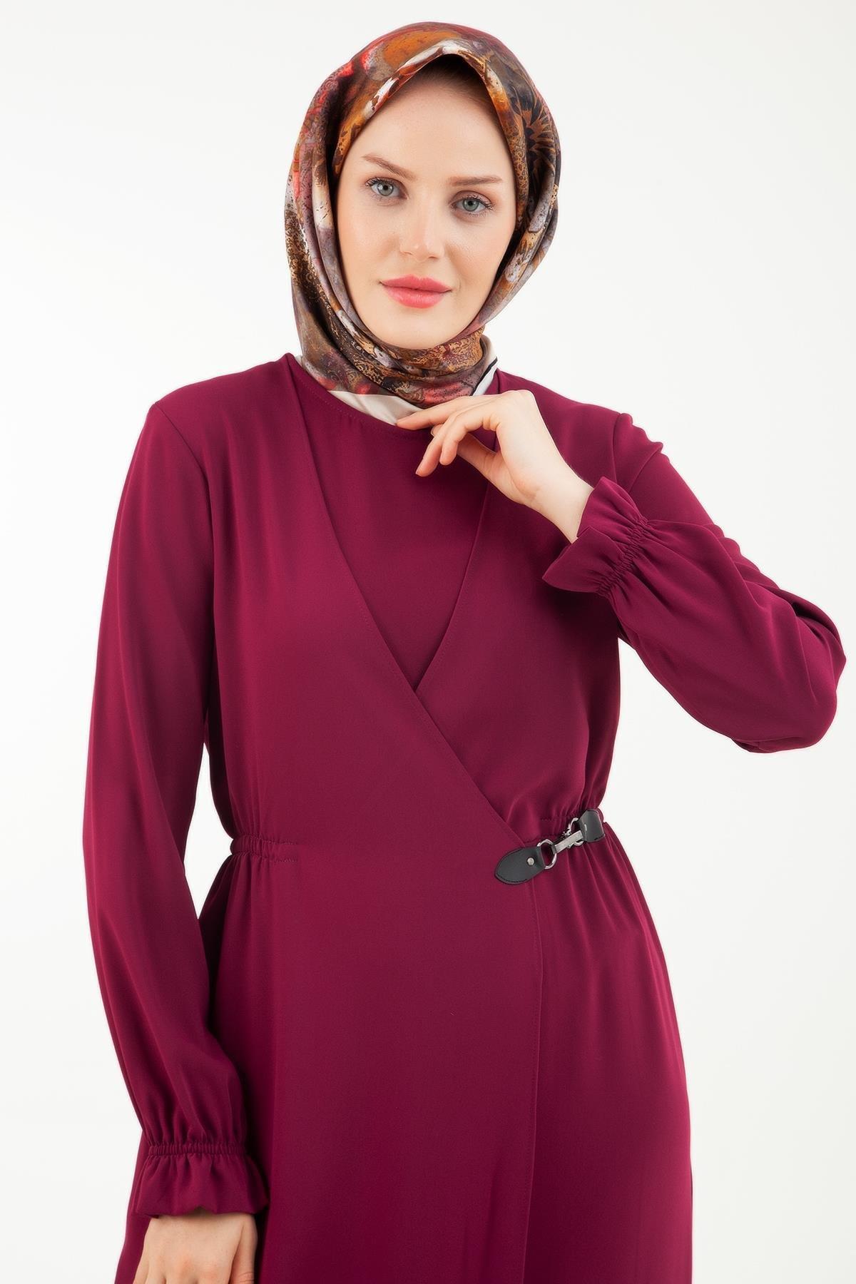 ARMİNE TREND Kolları Lastikli Beli Aksesuar Detaylı Arkadan Fermuarlı Elbise-Bordo 23KT908