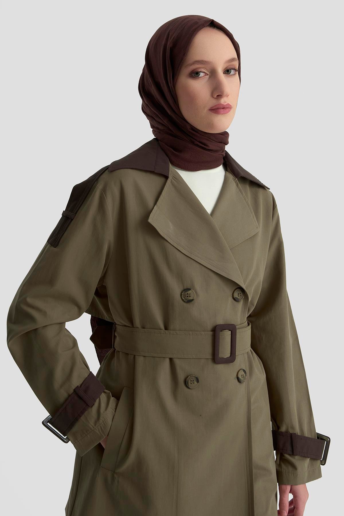 ARMİNE TREND Kruvaze Kapamalı Düğmeli Kemerli Kısa Trençkot Olive 25YT705