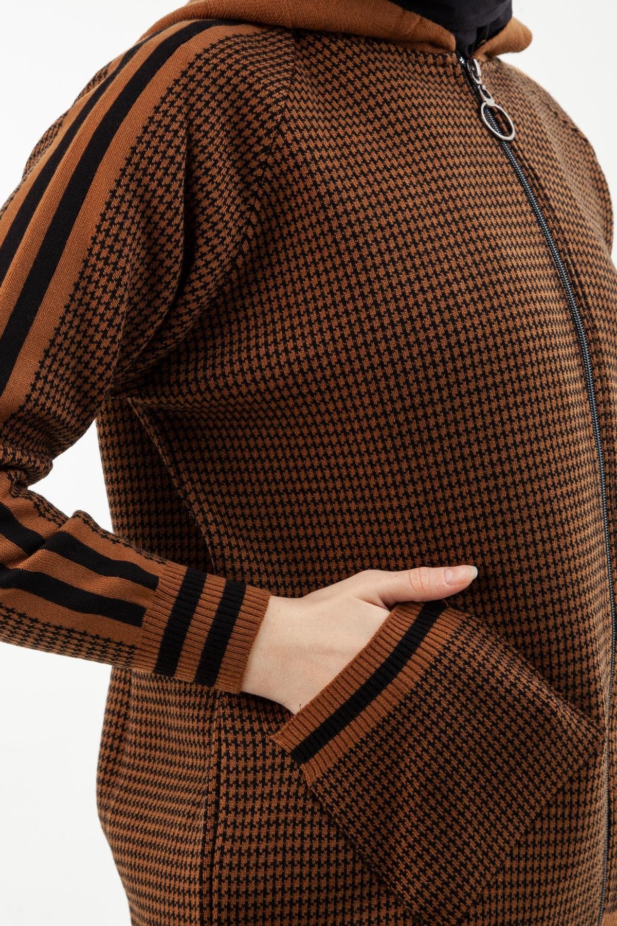 ARMİNE TREND Önü Fermuarlı Kapüşonlu Hırka ve Pantolonlu Triko Takım-Bisküvi 22KD4237