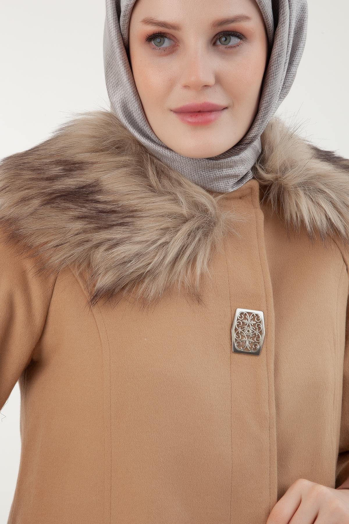 ARMİNE TREND Yakası Kürklü Gizli Düğmeli Cepli Kap-Camel 22KT750