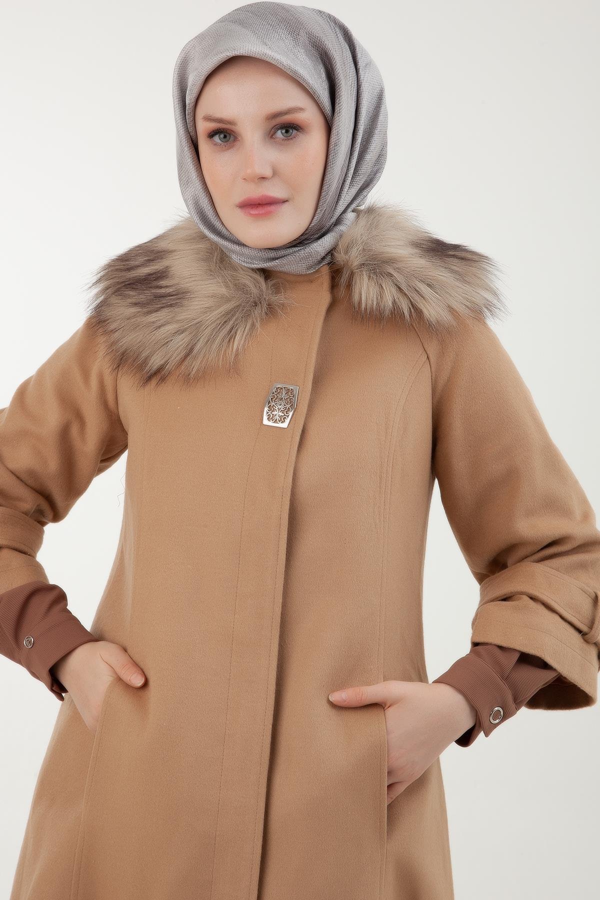 ARMİNE TREND Yakası Kürklü Gizli Düğmeli Cepli Kap-Camel 22KT750