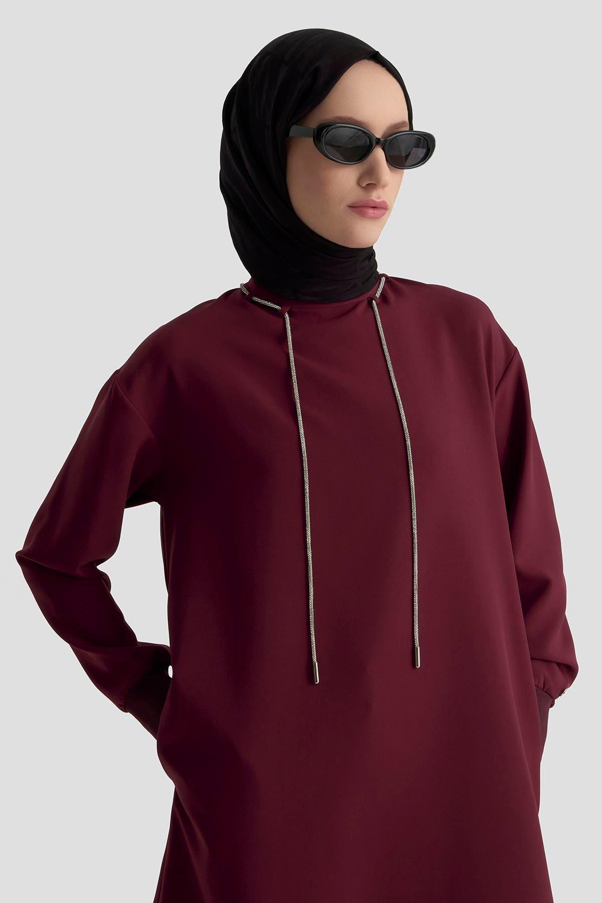 ARMİNE TREND Yakası Taş Bağcık Detaylı Kolları Ribanalı Fermuarlı Tunik Bordo 25KT436
