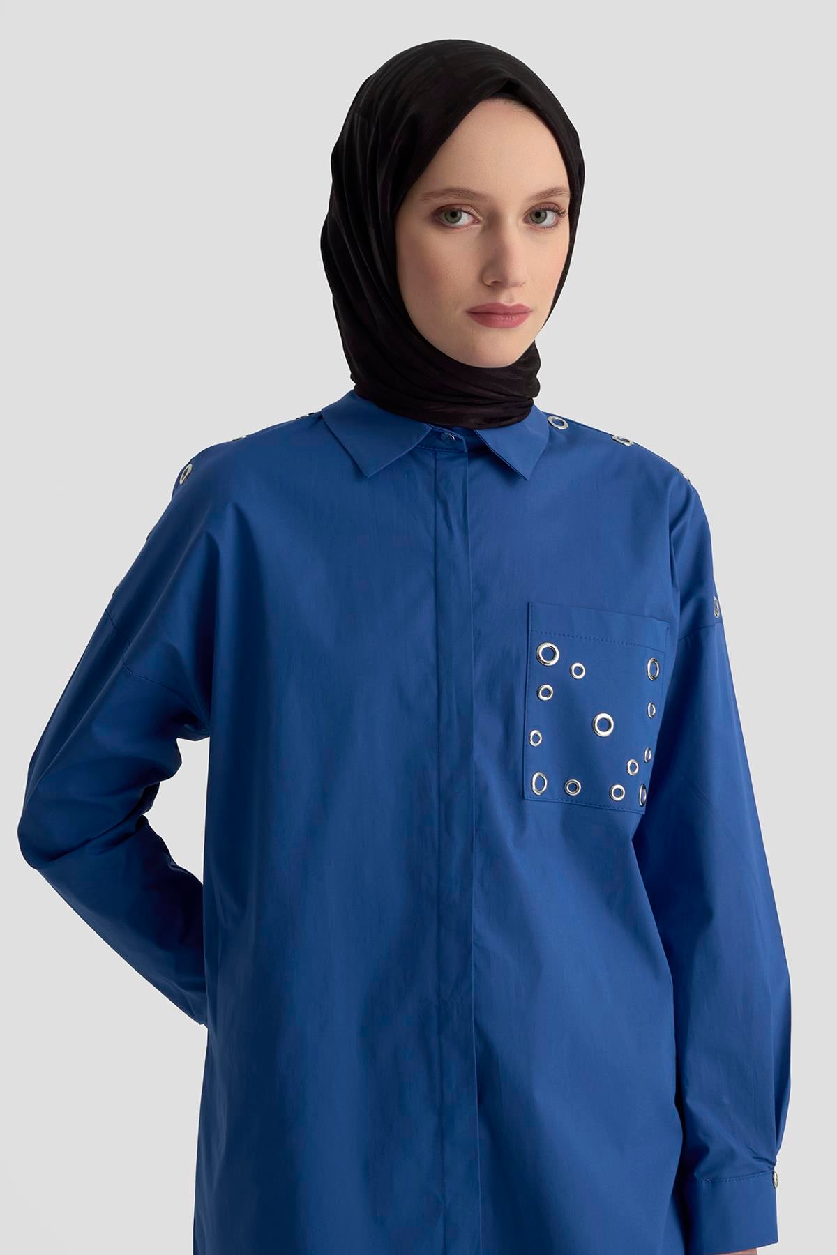 ARMİNE TREND Gizli Düğmeli Kuşgözü Detaylı Gömlek Saks 25KT420