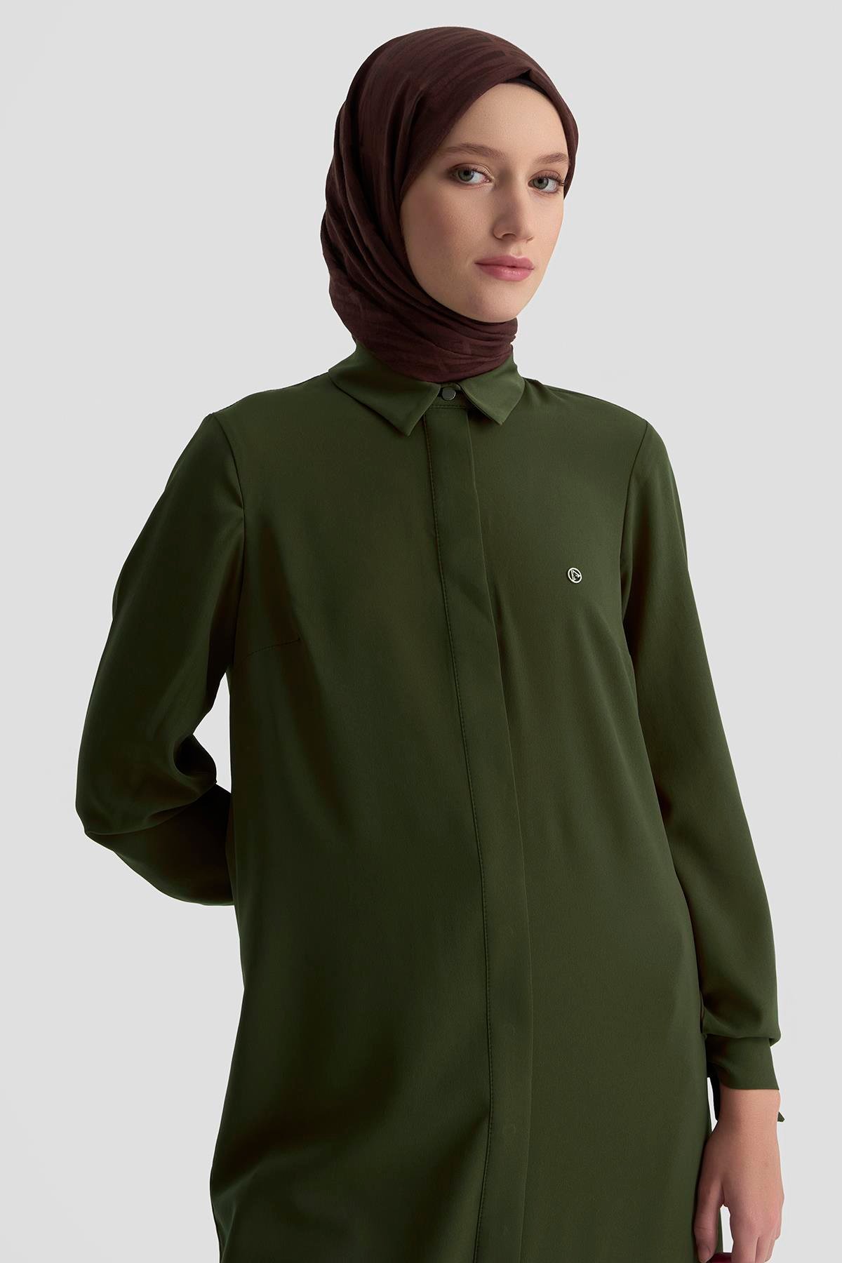 ARMİNE TREND Gizli Düğmeli Kol Detaylı Gömlek Yakalı Tunik Haki 25YT4158