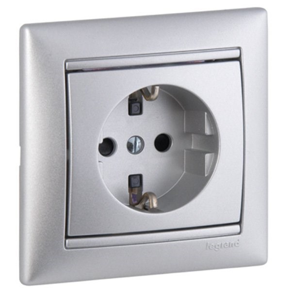 LEGRAND 770121Legrand Valena Çocuk korumalı topraklı priz 10/16 A - 250V AC AlüminyumLegrand Prizler - Çocuk korumalı topraklı priz{ubercoelektromarket}