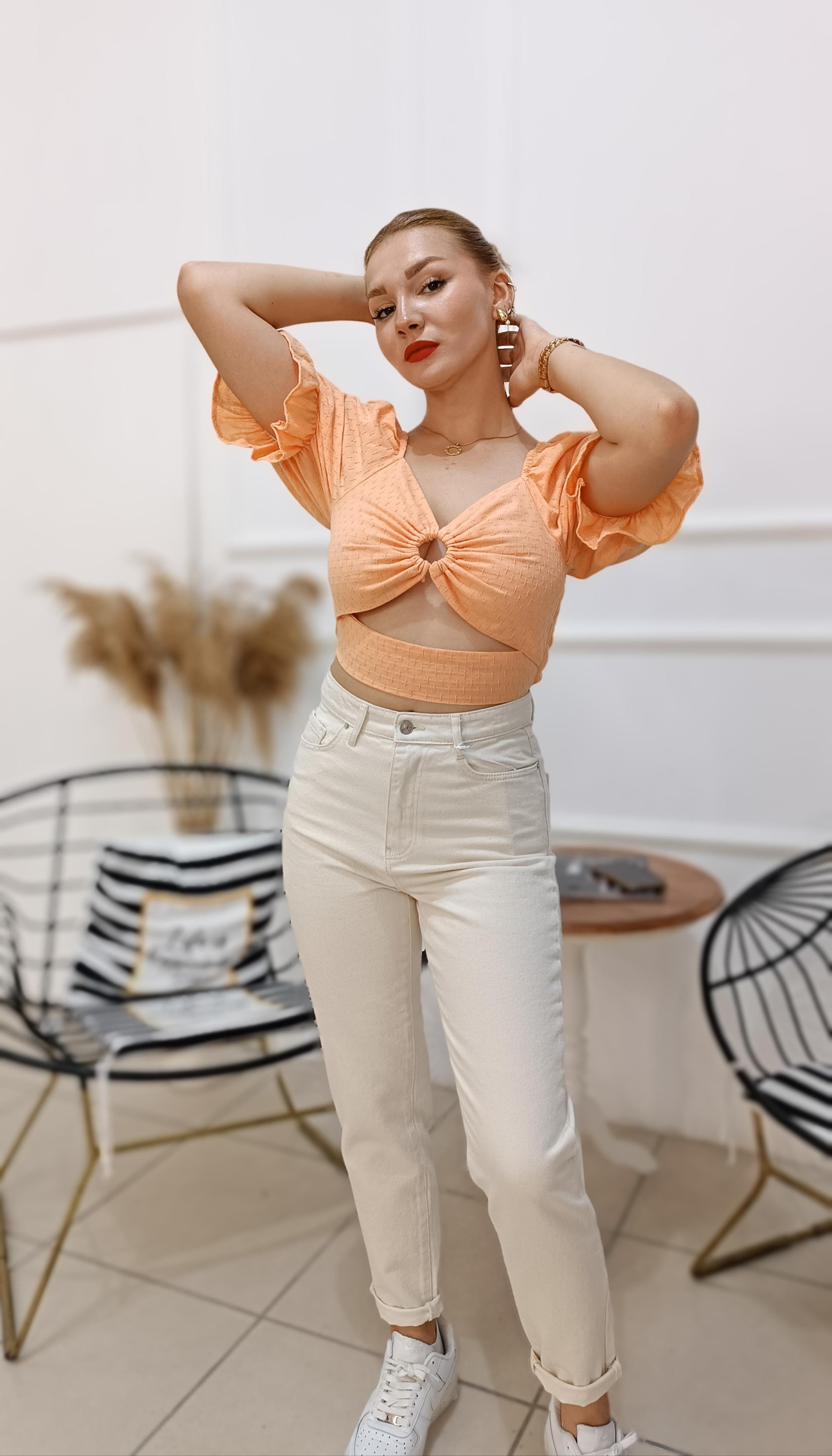 Balon Kollu Sırt Kısmı Lastikli Tasarım Crop Bluz