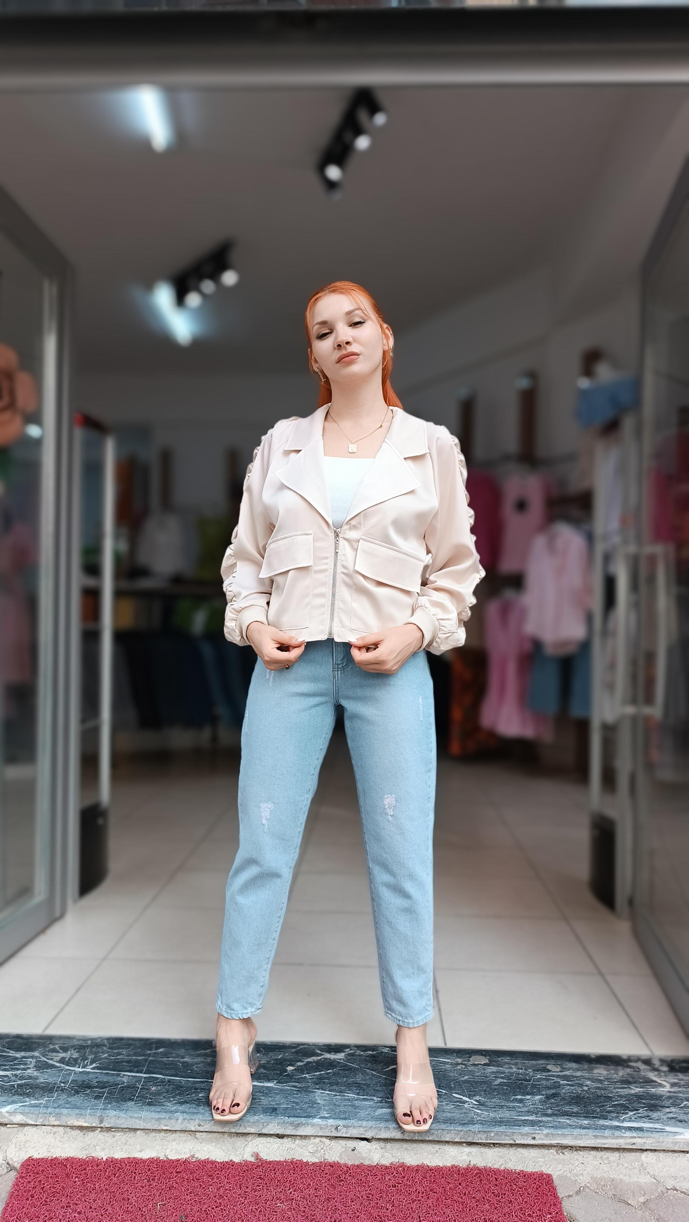 Kolları Fırfır Detaylı Saten Ceket
