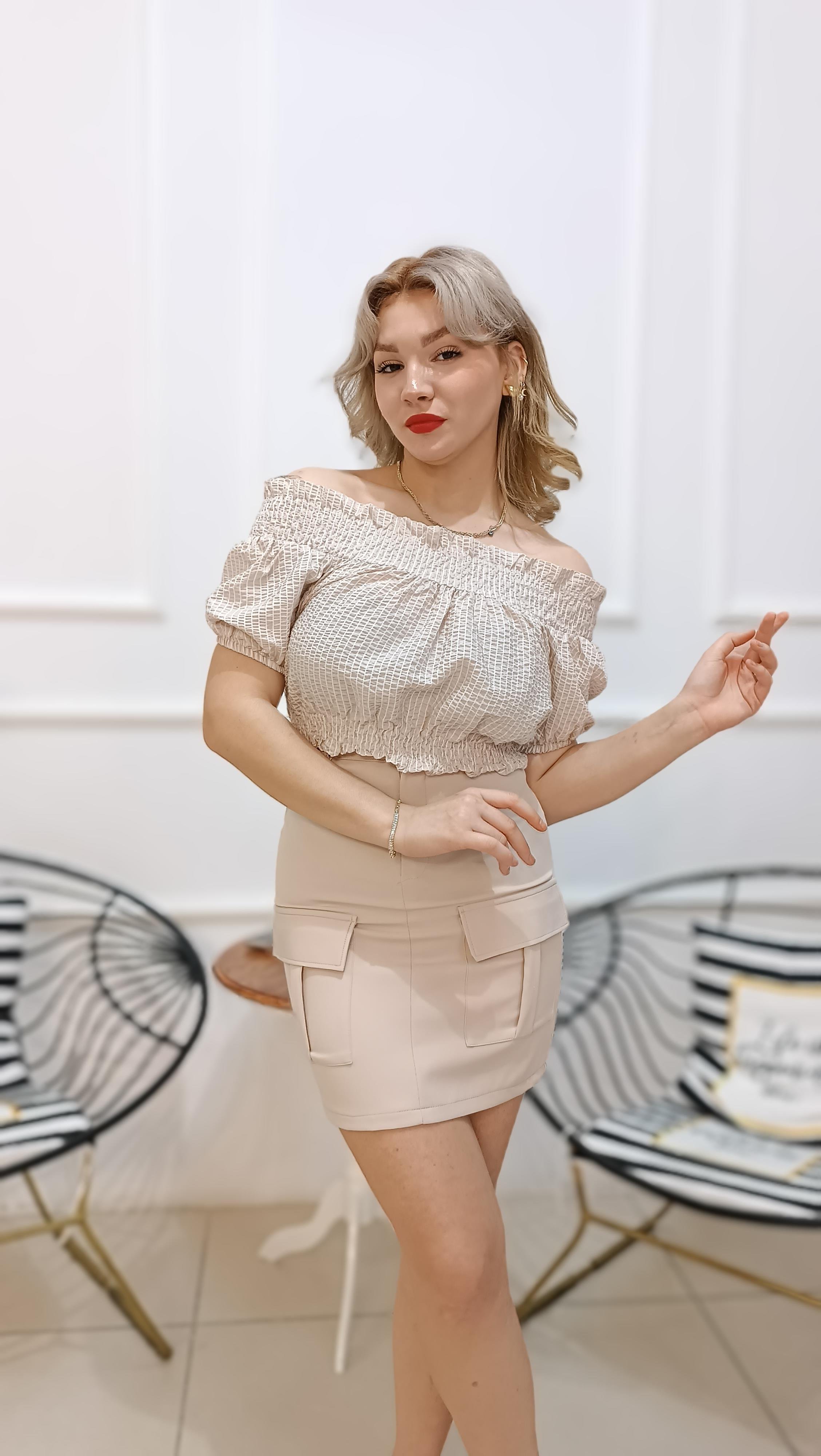 Madonna Yaka Beli Lastikli Krinkıl Bluz