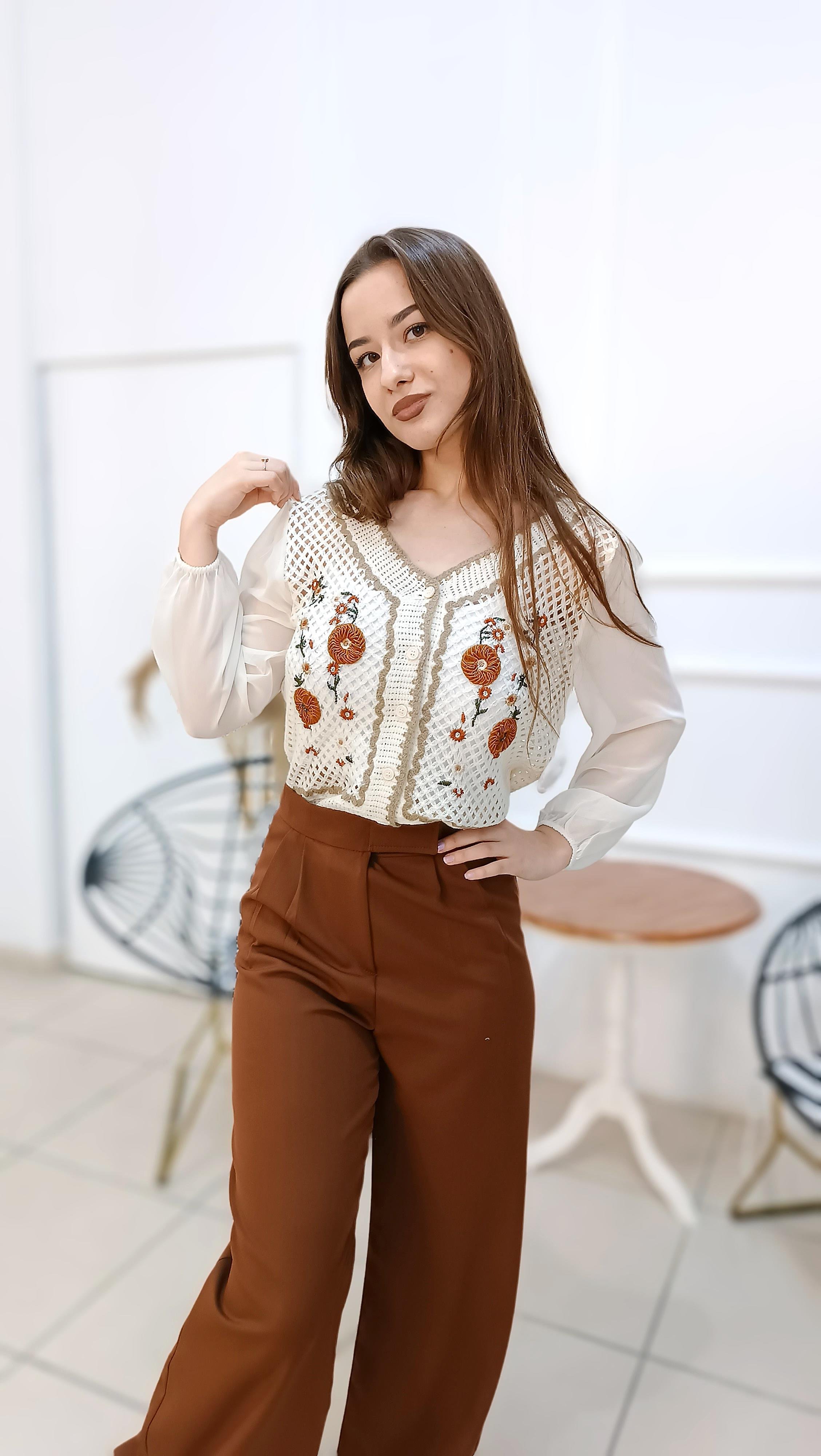 Nakış İşleme Kolları Tül Detaylı Ajurlu Bluz