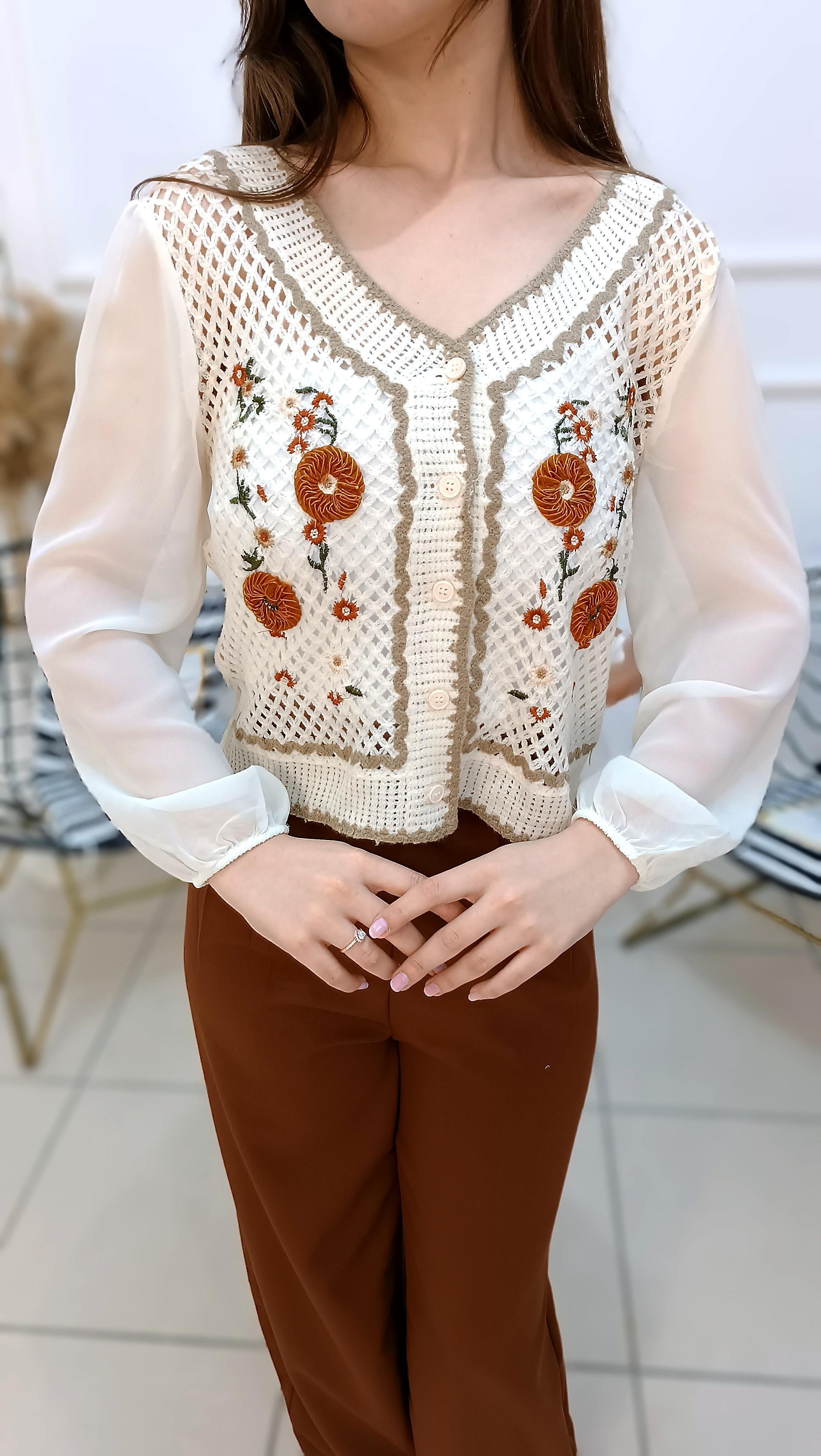 Nakış İşleme Kolları Tül Detaylı Ajurlu Bluz