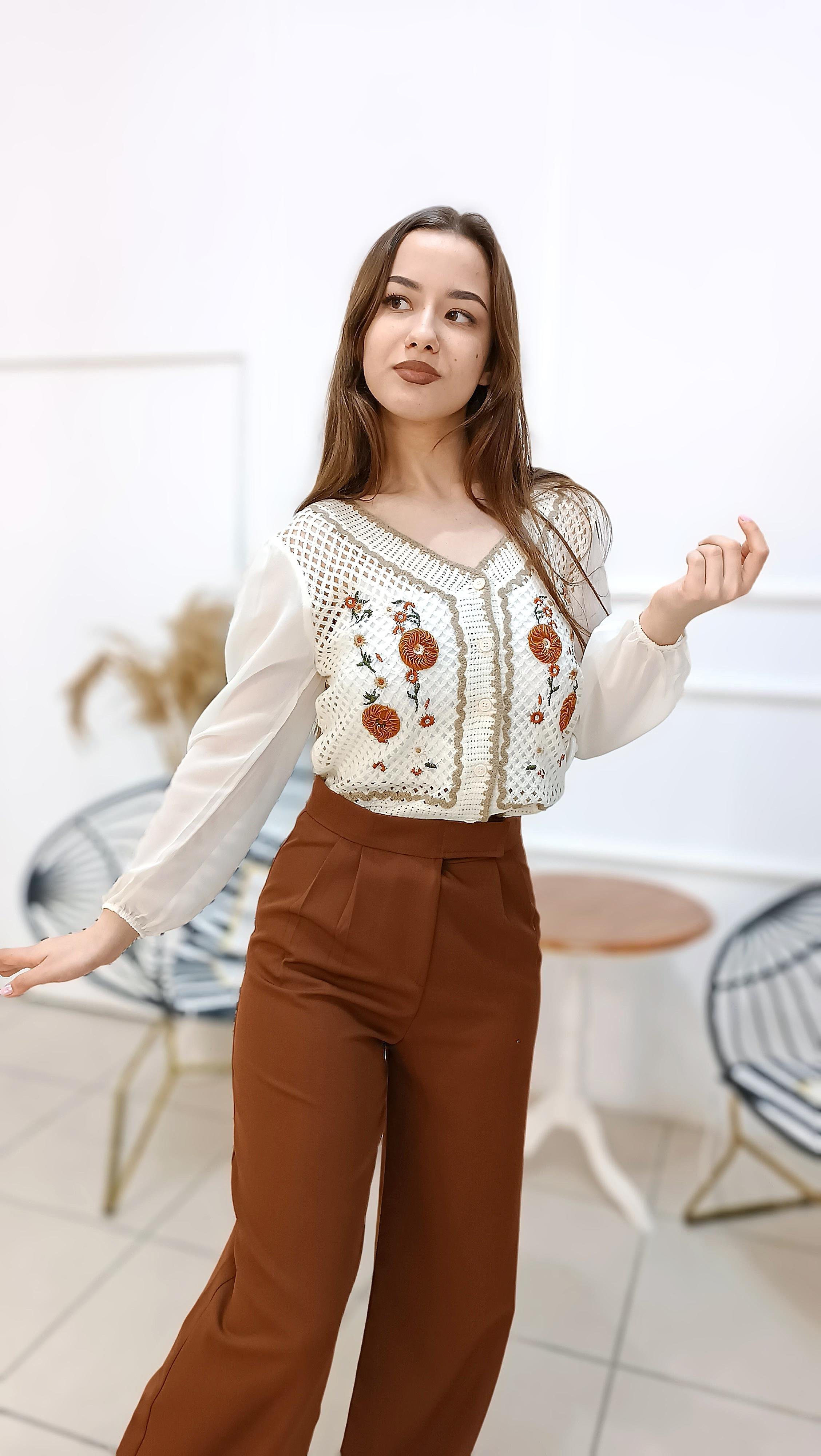 Nakış İşleme Kolları Tül Detaylı Ajurlu Bluz