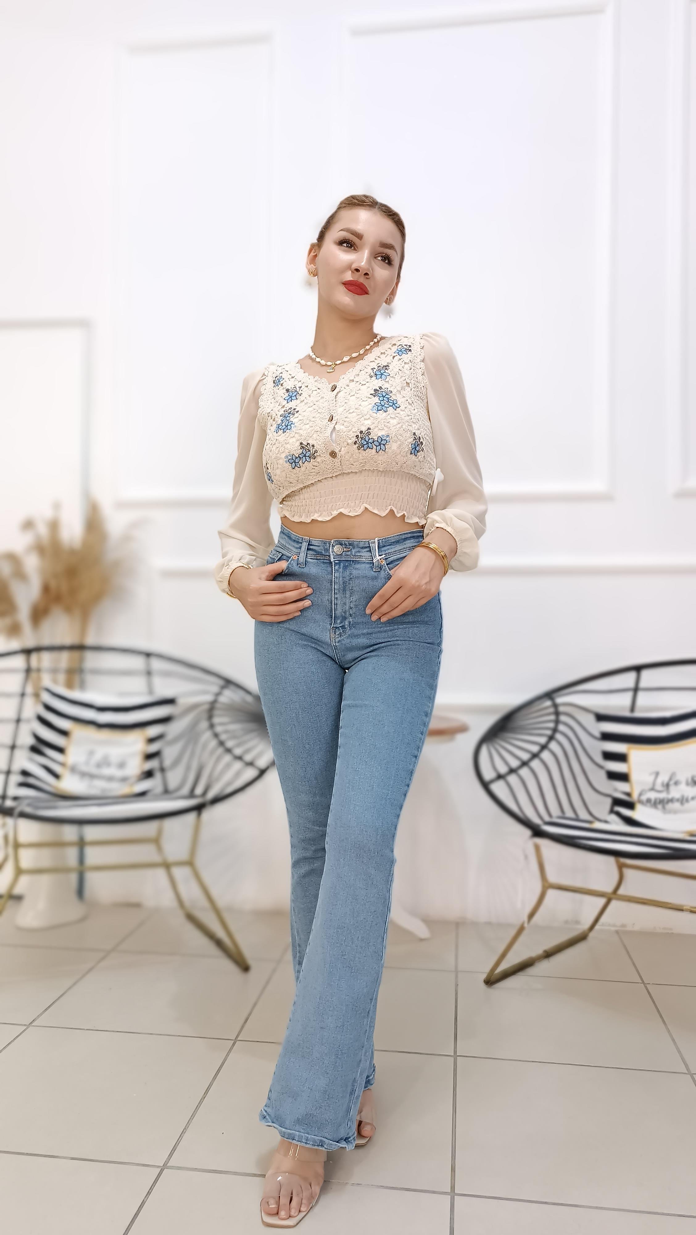 Nakış İşlemeli Kol ve Sırtı Tül Detaylı Bluz