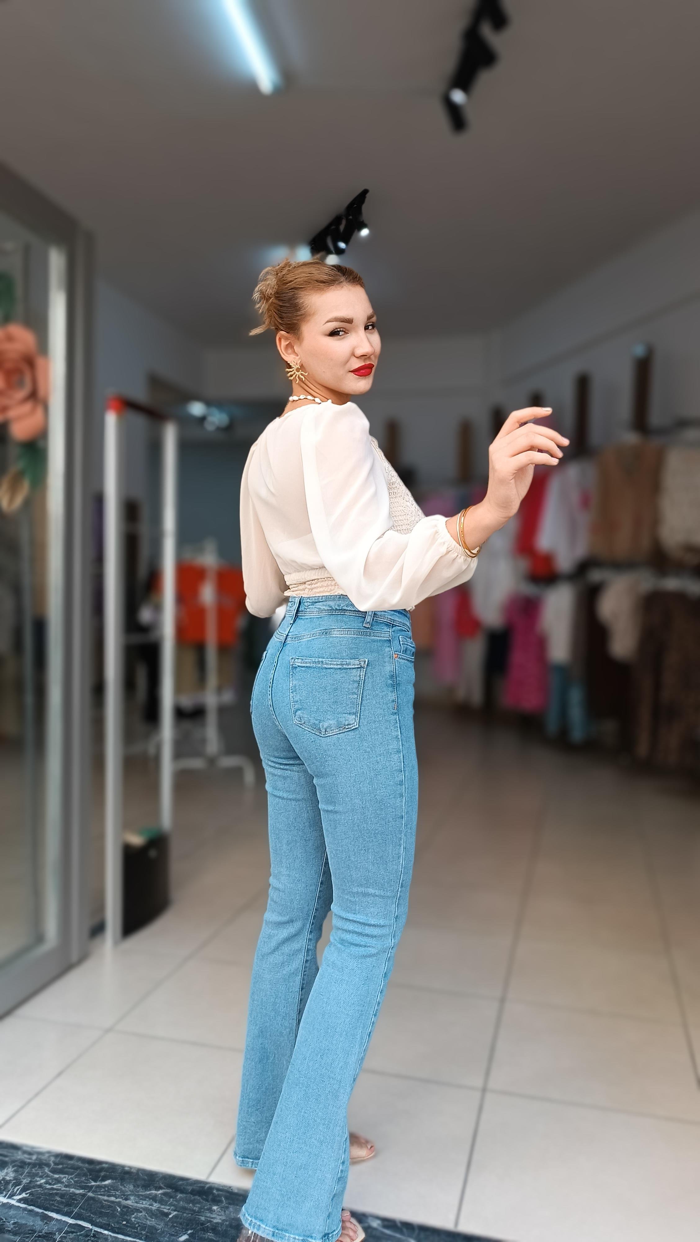 Nakış İşlemeli Kol ve Sırtı Tül Detaylı Bluz